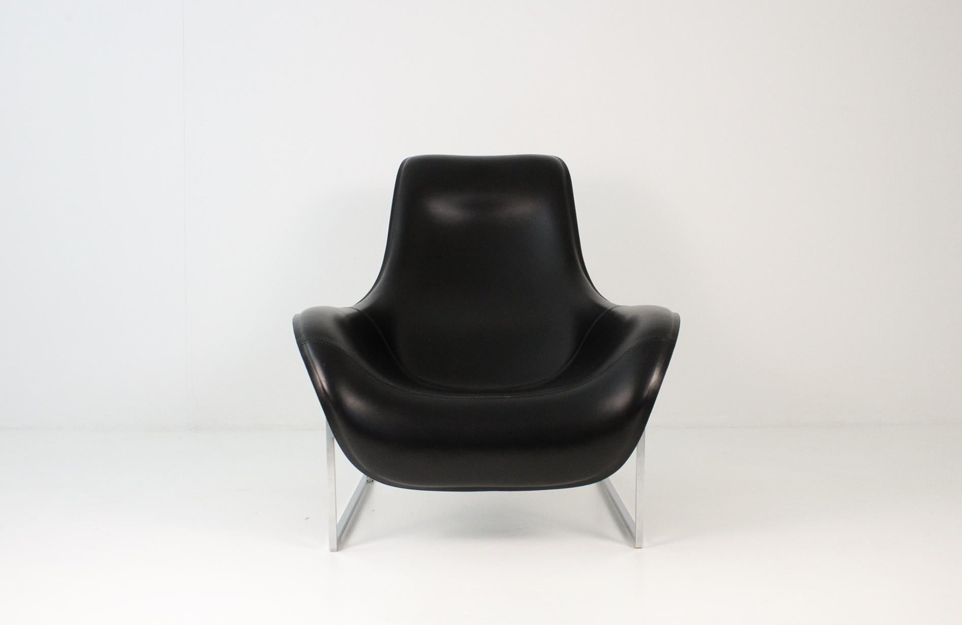 Mart lounge chair designed by Antonio Citterio for B&B Italia. Mart features a leather silhouette shape which is used to convey the idea of relaxation with its adjustable seat position.The sleek, hollow shape is crafted from fibre glass and it is