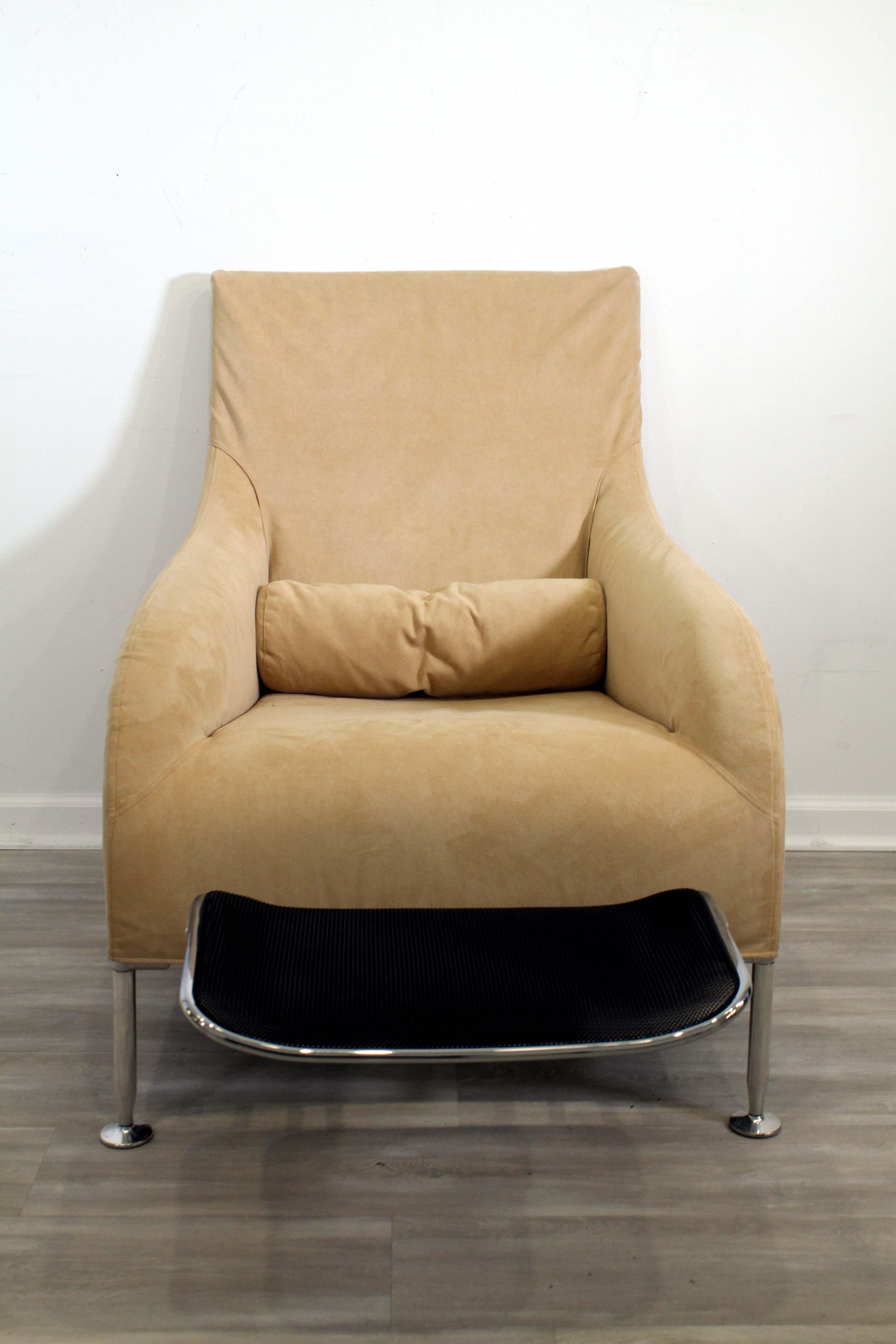 La chaise longue Maxalto florence par Antonio Citterio de B&B Italia avec repose-pieds en filet est l'ajout parfait à tout espace de vie moderne. Cette chaise élégante et raffinée est dotée d'un cadre en aluminium moulé et d'une assise et d'un