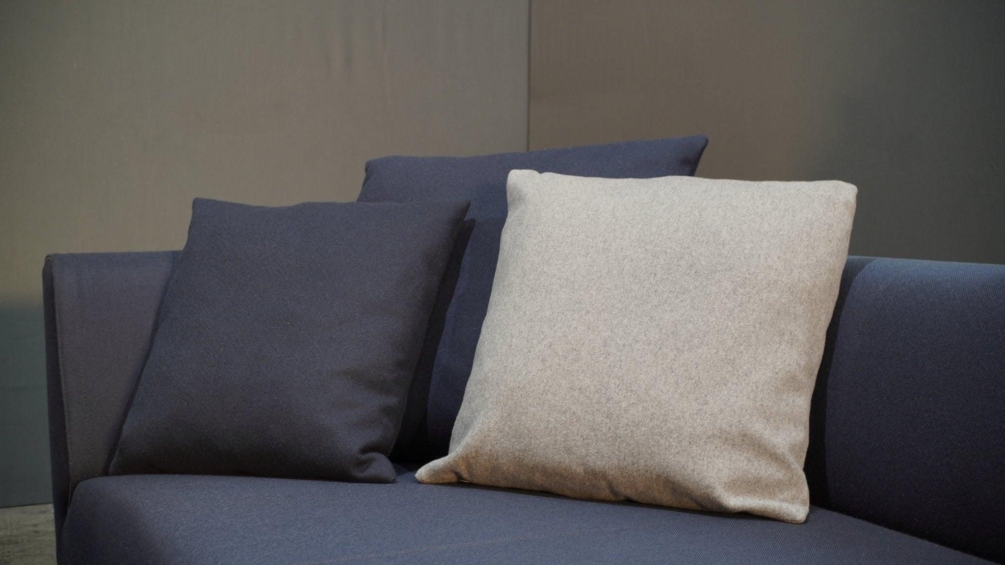 Das B&B Italia Maxalto Solo Ecksofa verkörpert sowohl moderne Eleganz als auch unvergleichlichen Komfort. Dieses L-förmige Sofa ist mit luxuriösem gewebtem Leinen gepolstert und zeigt klare, architektonische Linien, die von Antonio's entworfen