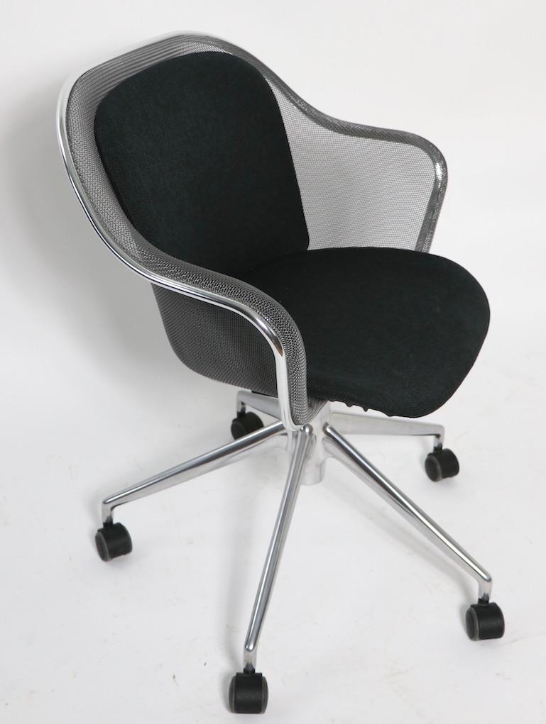 This swivel desk chair exhibits the highest quality design, craftsmanship, and material. Designed by Antonio Citterio for B&B Italia, it is adjustable in height (seat H 18.5-26.5 inch), it swivels a full 360 degrees, and is on a five-star base,