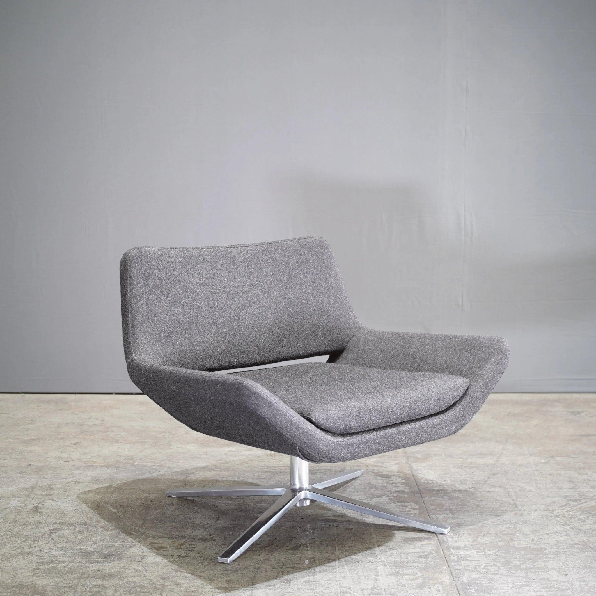 El Sillón Metropolitan de B&B Italia, de Jeffrey Bernett, es una mezcla magistral de diseño moderno y comodidad suprema. Con una forma elegante y orgánica, este sillón está tapizado en un lujoso tejido gris marengo que desprende sofisticación y