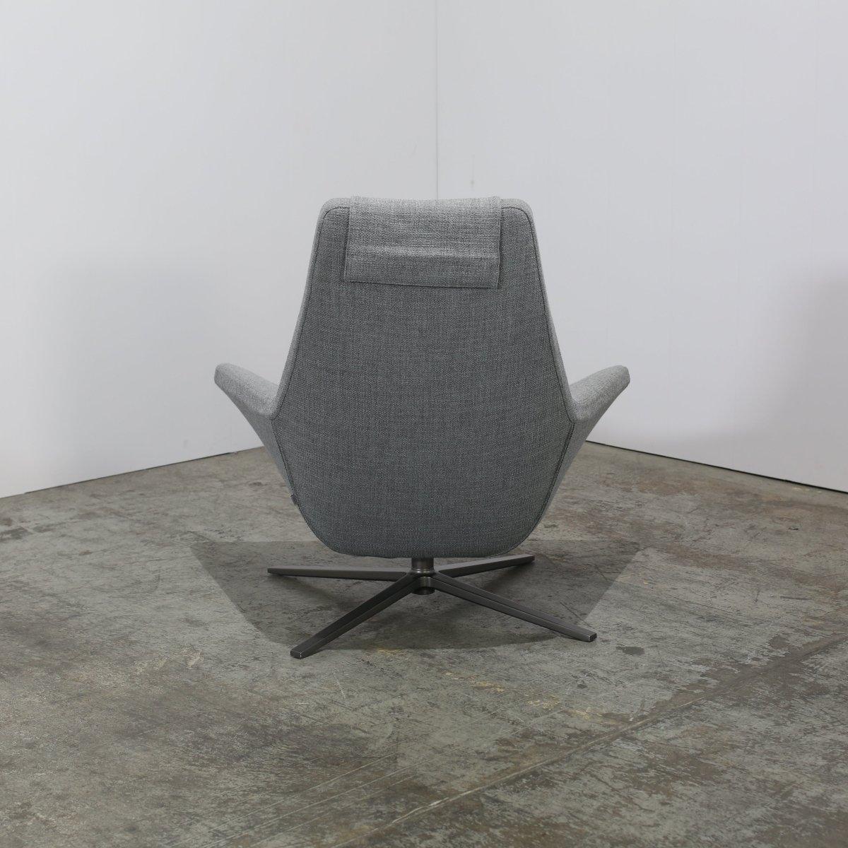 Te presentamos el Sillón y Reposapiés Metropolitan de B&B Italia: una perfecta armonía de diseño moderno y lujoso confort. Elaborado con meticulosa atención al detalle, este sofisticado conjunto encarna la elegancia y la innovación que definen a B&B