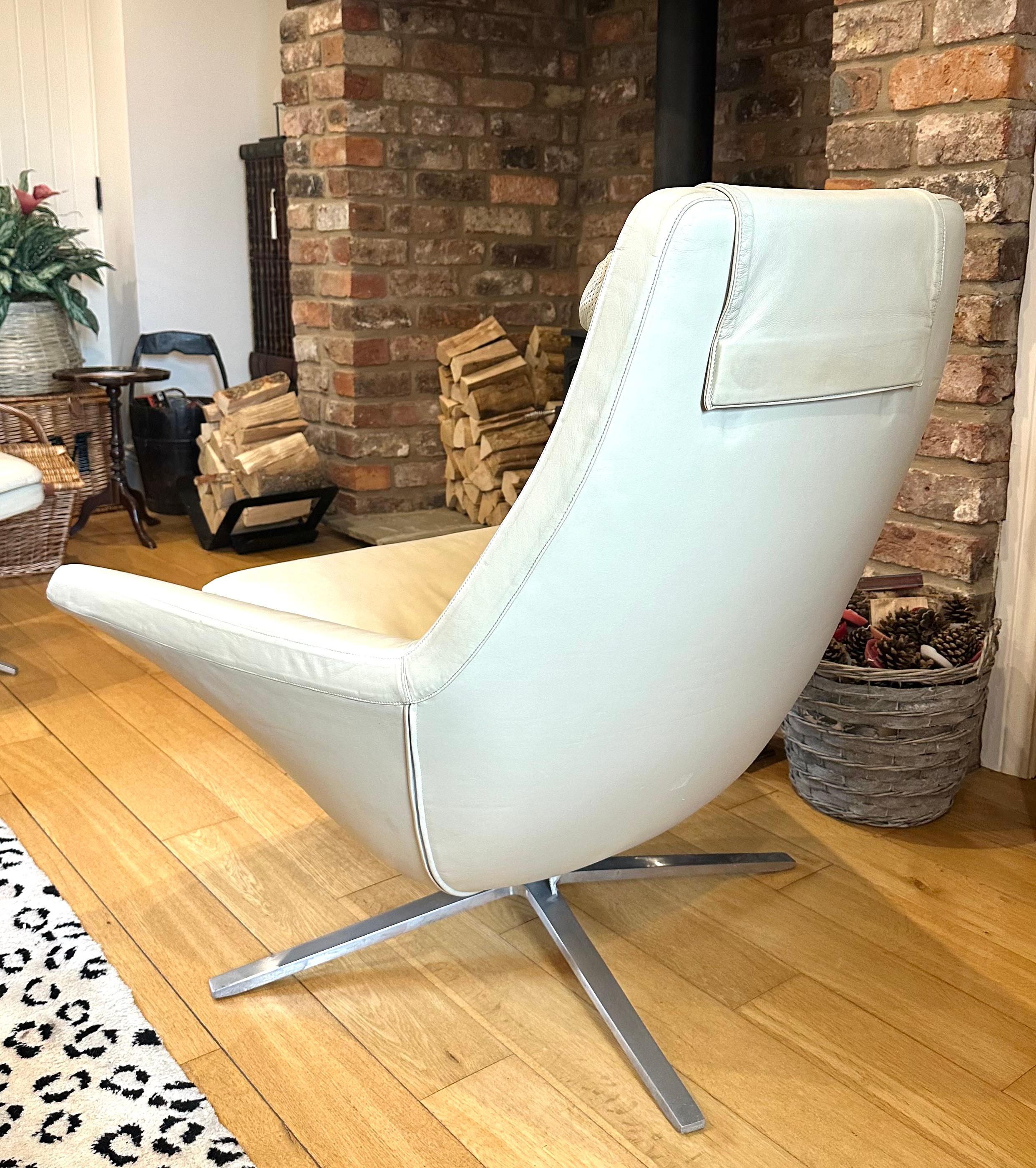 B&B Italia Metropolitan Leather Swivel Chair and Ottoman. For Sale 9