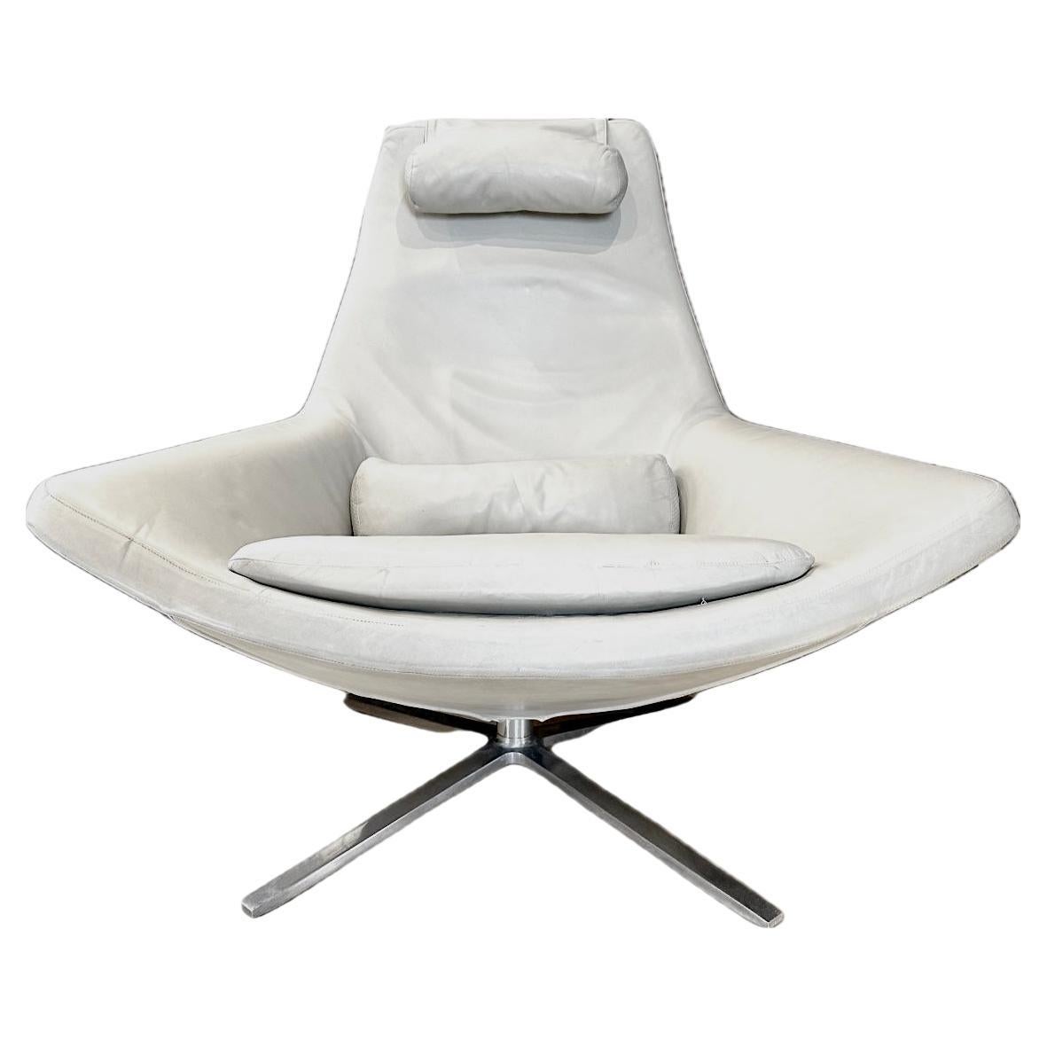 Sedia girevole e ottomana in pelle Metropolitan di B&B Italia.