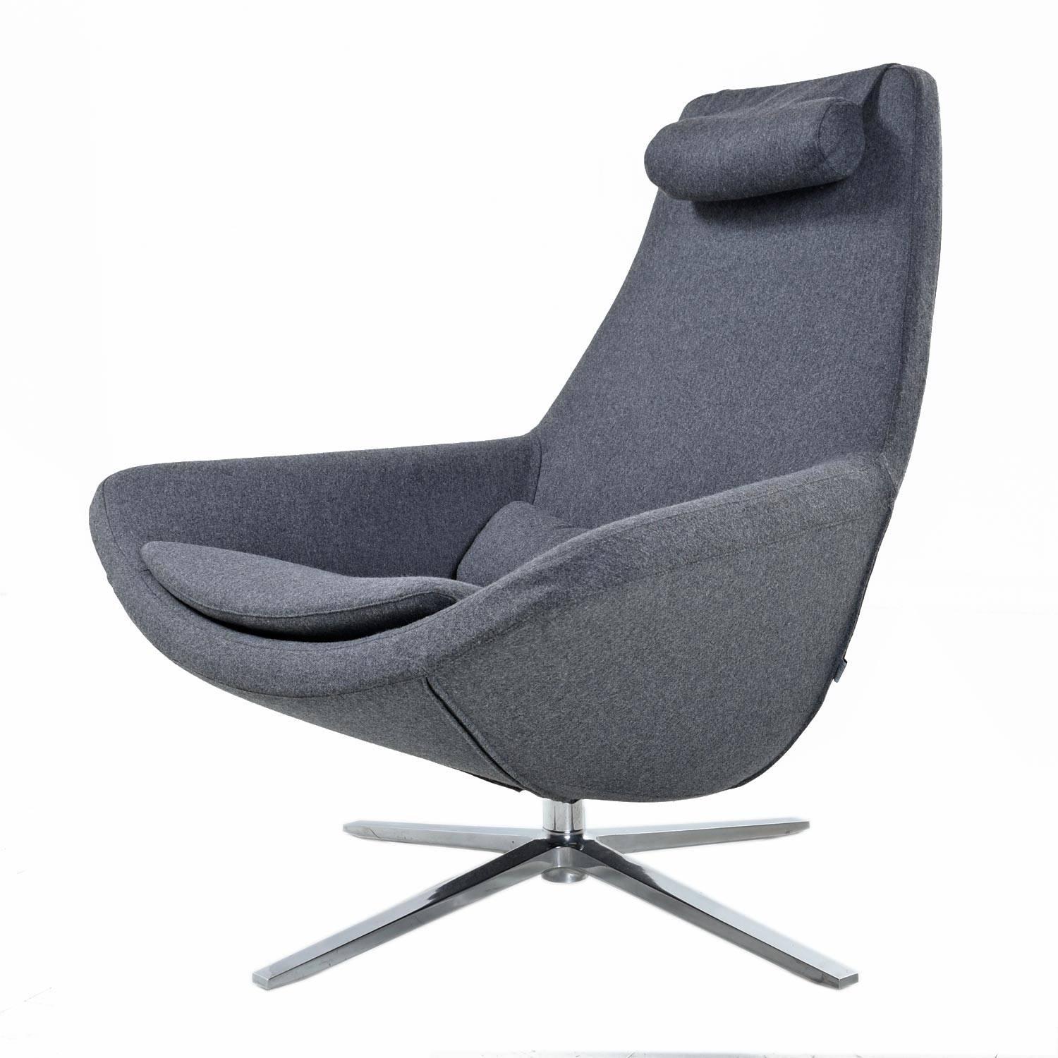 Concepteur : Jeffrey Bernett
Collection : B&B Italia
Année : 2002

L'assise qui se prolonge sans interruption dans les accoudoirs est la marque de fabrique de ce petit fauteuil et de cette chaise de relaxation. Le premier:: avec sa base pivotante en