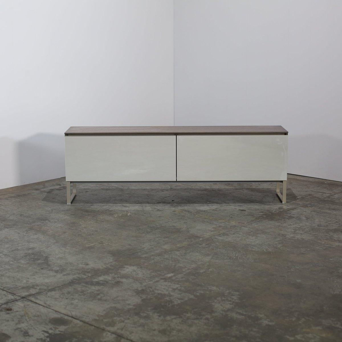 Voici le meuble multim�édia Pab par B&B Italia, un ajout superbe à tout espace de vie moderne. Fabriqué avec des matériaux de haute qualité, ce meuble multimédia présente un design élégant et un grand espace de rangement pour tous vos accessoires