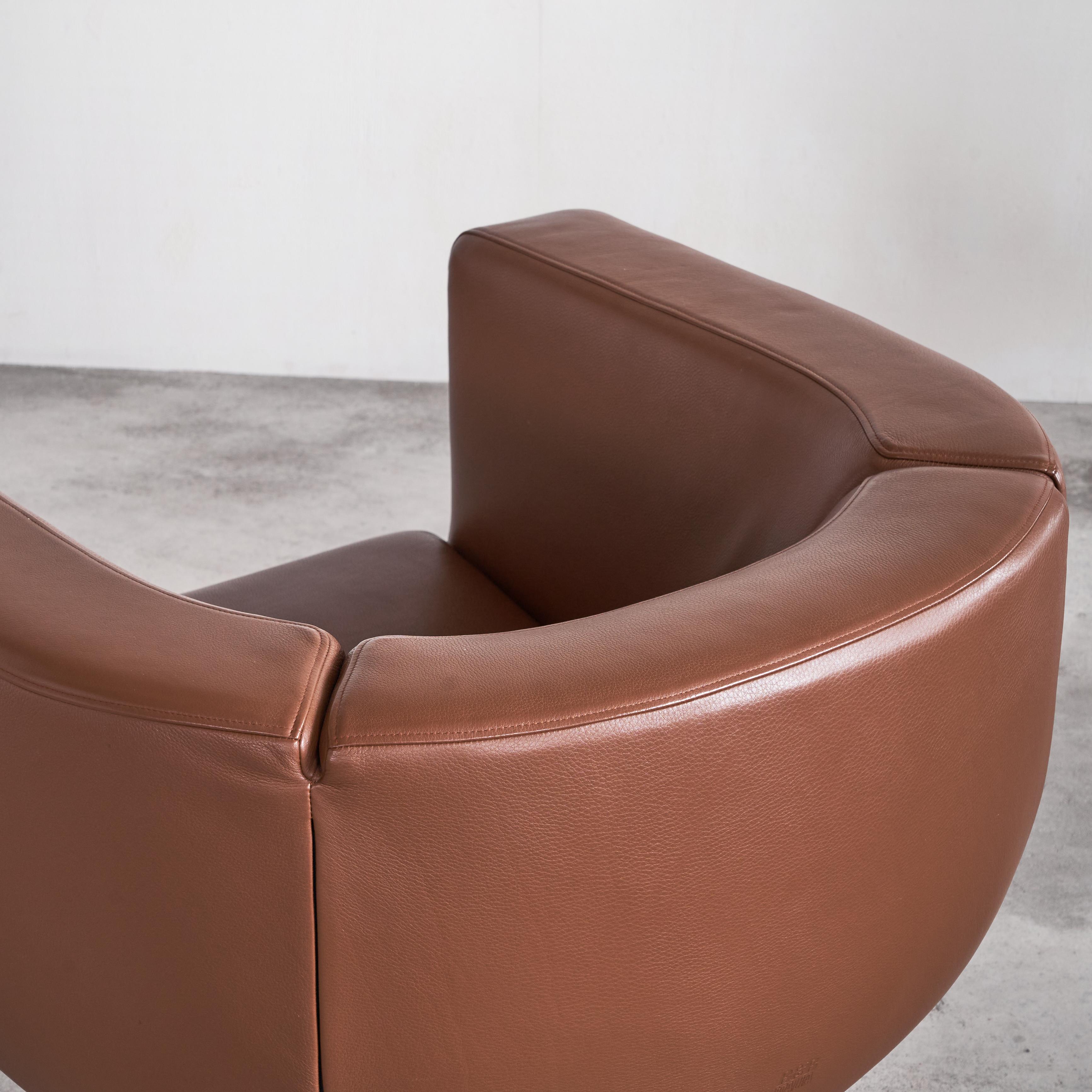 B&B Italia Pair of 'Tulip' Swivel Club Chairs in Brown Leather   For Sale 10