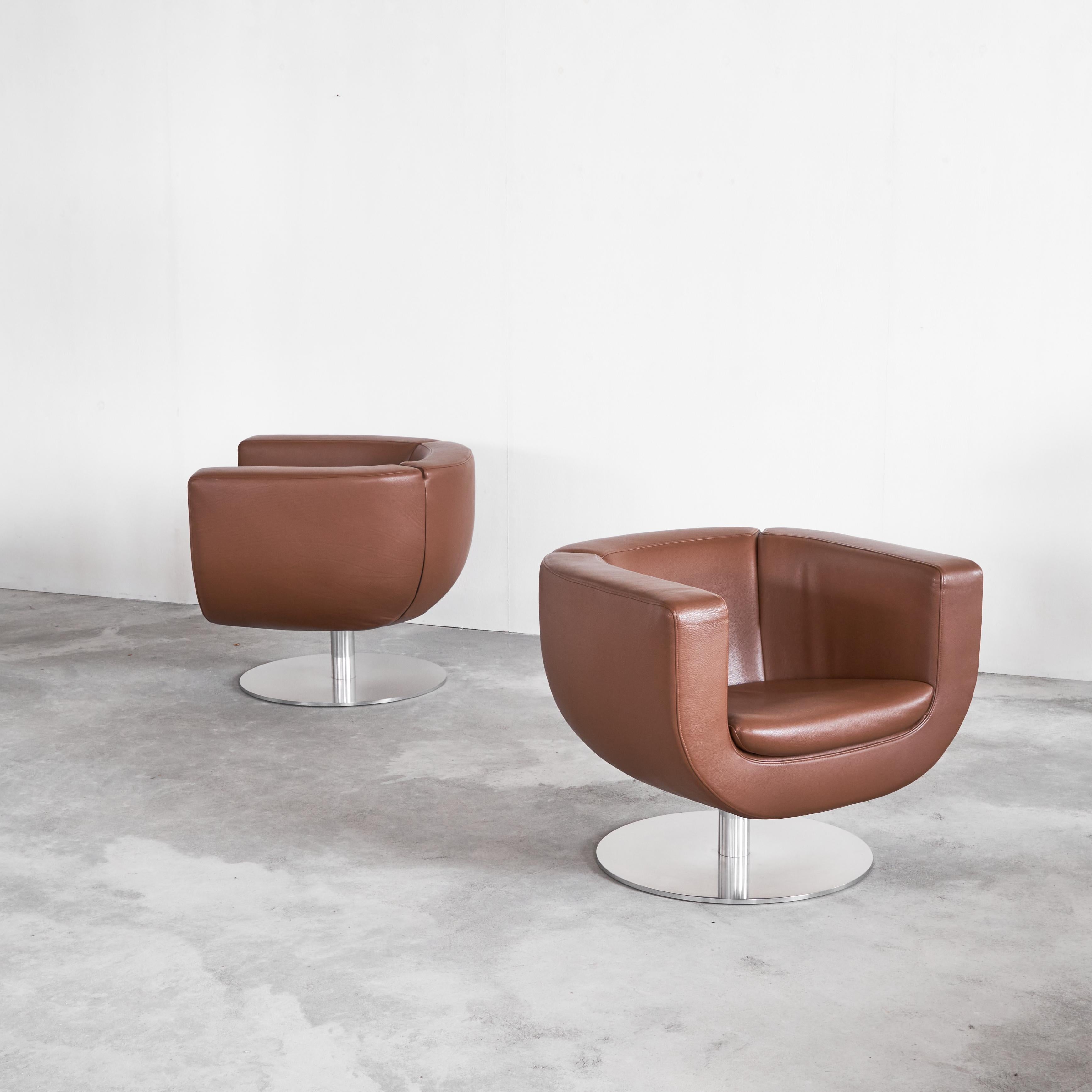 Hand-Crafted B&B Italia Pair of 'Tulip' Swivel Club Chairs in Brown Leather   For Sale