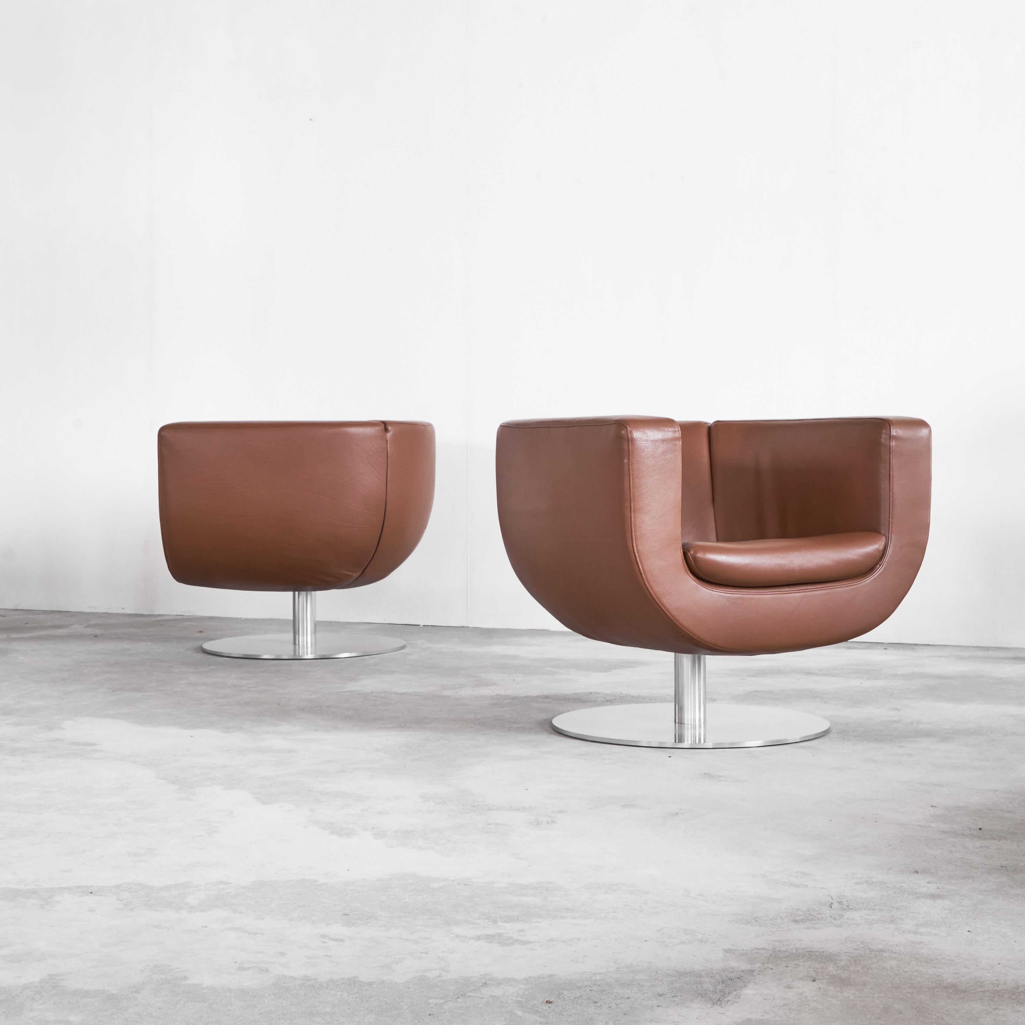 B&B Italia Pair of 'Tulip' Swivel Club Chairs in Brown Leather   In Good Condition For Sale In Tilburg, NL