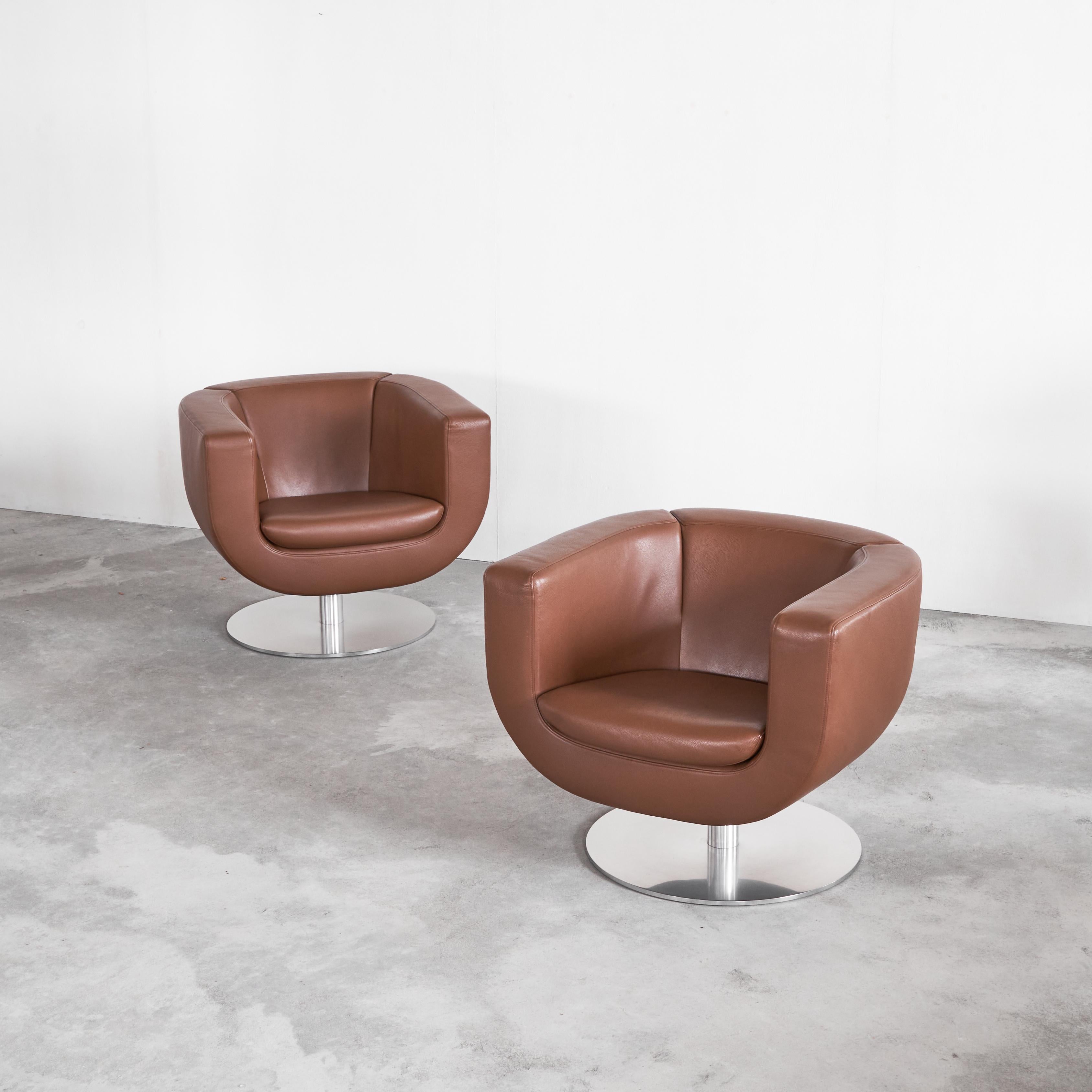 Contemporary B&B Italia Pair of 'Tulip' Swivel Club Chairs in Brown Leather   For Sale