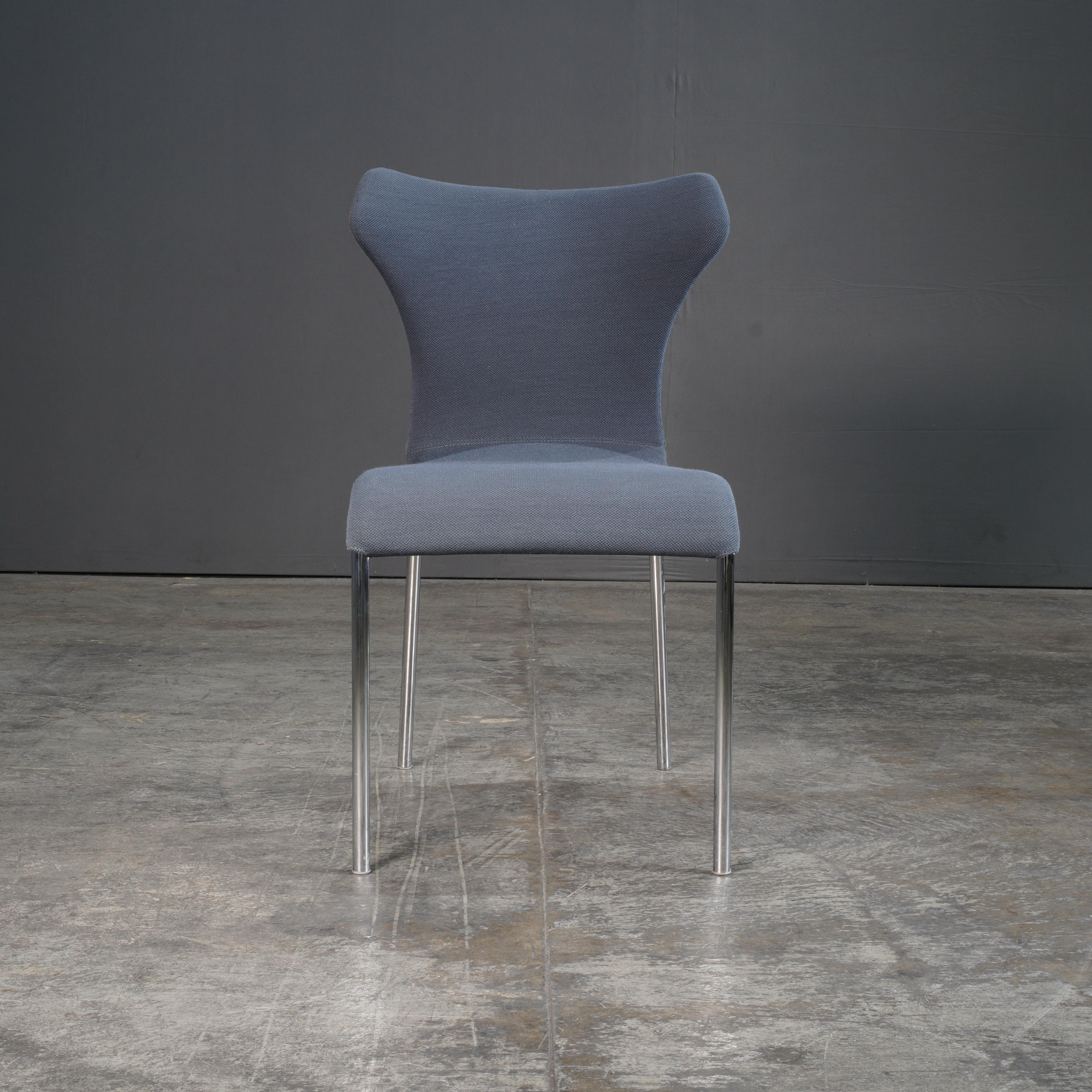 La chaise de salle à manger Papilio Black de B&B Italia, conçue par le designer de renom Naoto Fukasawa, est un chef-d'œuvre de simplicité raffinée et de confort ergonomique. Sa silhouette élégante s'inspire de la forme d'un papillon, avec un