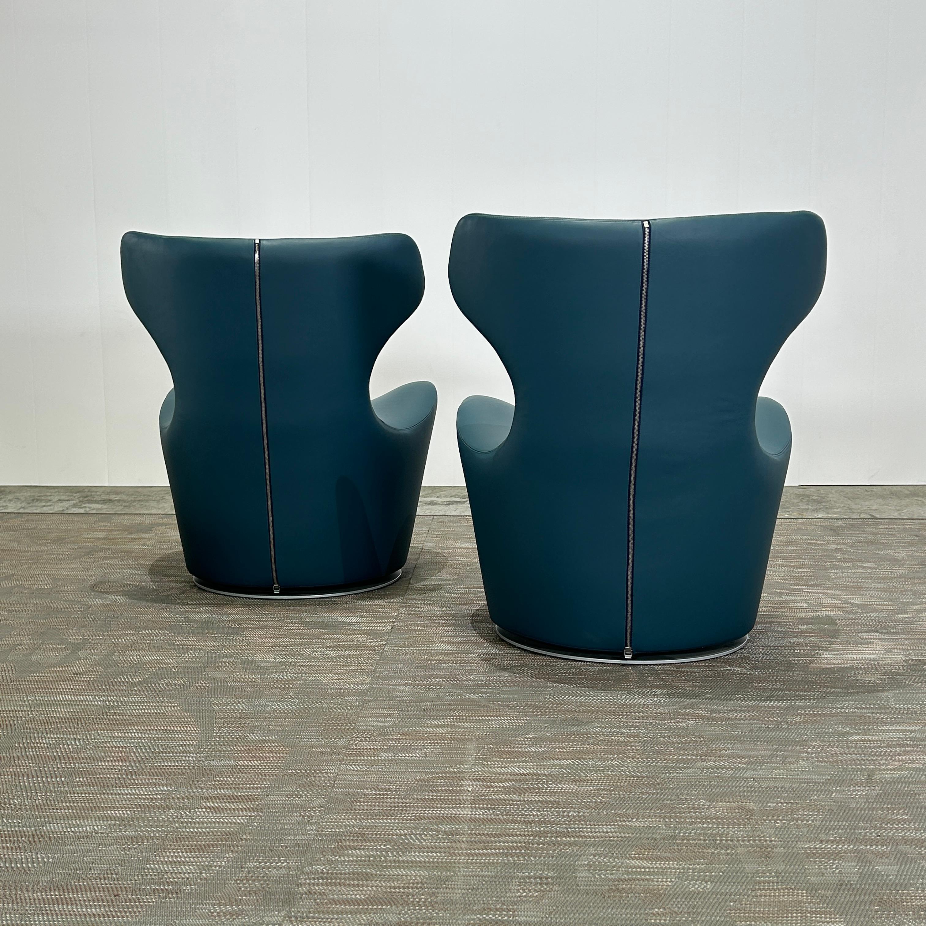 Introducing the stunning Piccola Papilio Armchair by B&B Italia, a true masterpiece of luxury and design. Crafted with the utmost attention to detail, this armchair features a unique butterfly-inspired shape that exudes elegance and sophistication.