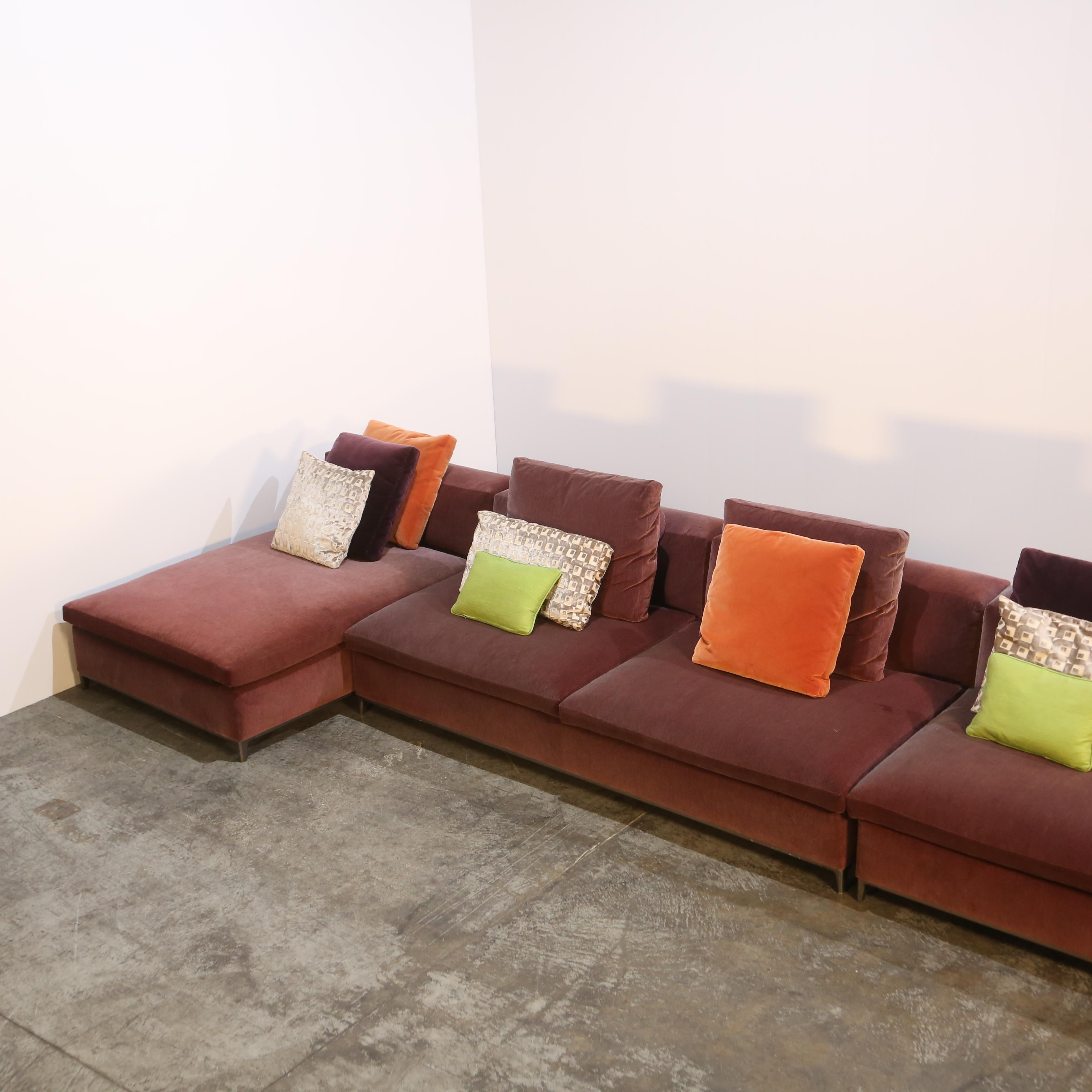 Presentamos el Sofá Modular Plum Ray, diseñado por el renombrado arquitecto y diseñador Antonio Citterio para B&B Italia. Esta asombrosa pieza es una auténtica obra maestra, que combina líneas elegantes y lujoso confort para crear una pieza