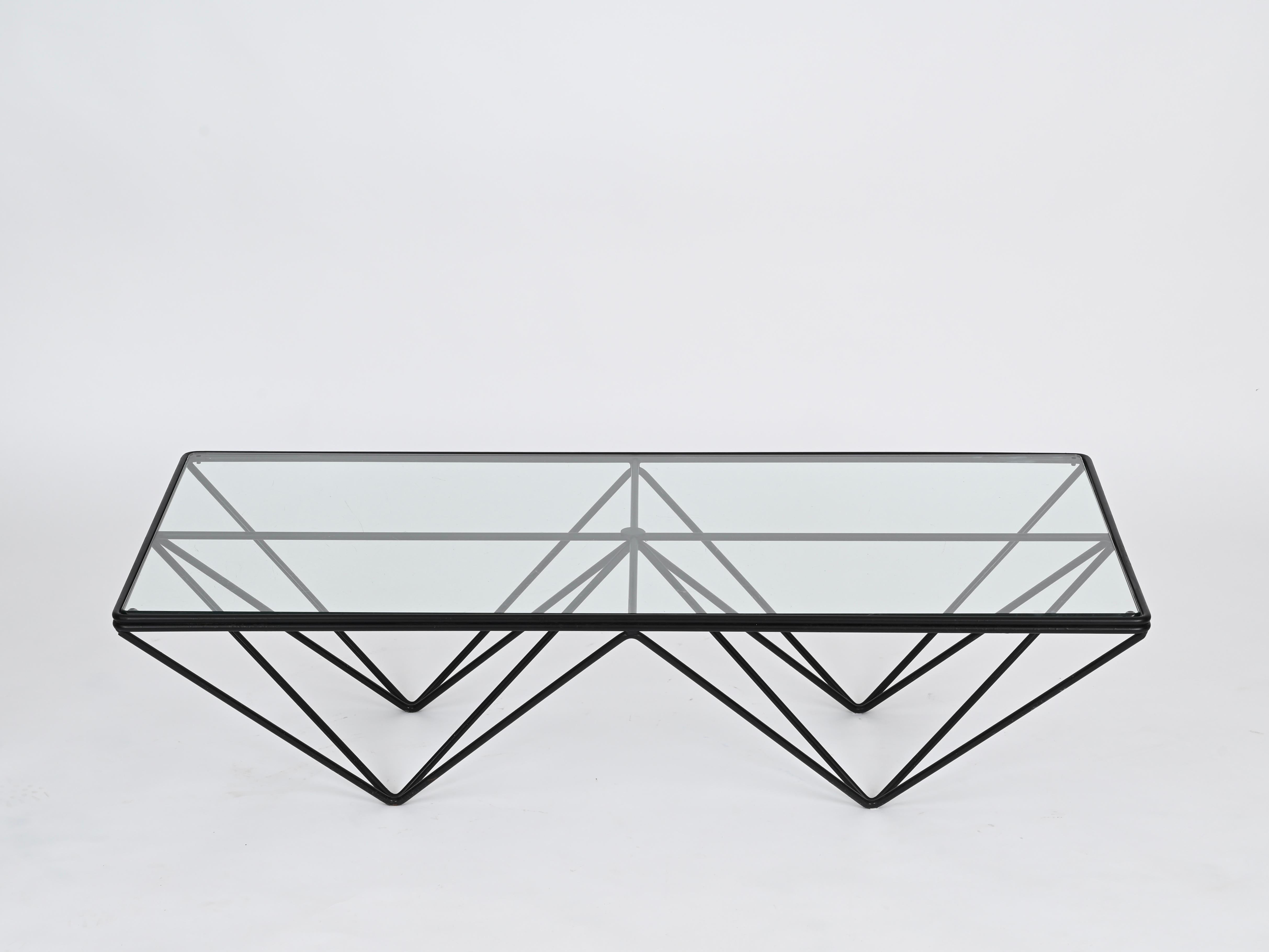 Atemberaubender rechteckiger Couchtisch Alanda aus schwarz emailliertem Metall mit einer Platte aus Kristallglas. Dieser wunderbare Tisch wurde von Paolo Piva entworfen und in den frühen 1980er Jahren von B&B Italia in Italien hergestellt. 

In