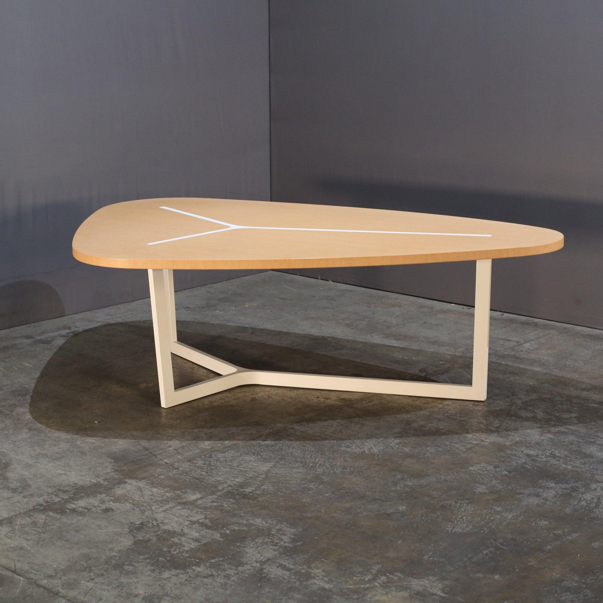 Ti presentiamo il Tavolo da pranzo Seven di B&B Italia, un'aggiunta straordinaria a qualsiasi sala da pranzo. Realizzato con materiali di altissima qualità, questo tavolo emana lusso e raffinatezza. Il design elegante è caratterizzato da una forma