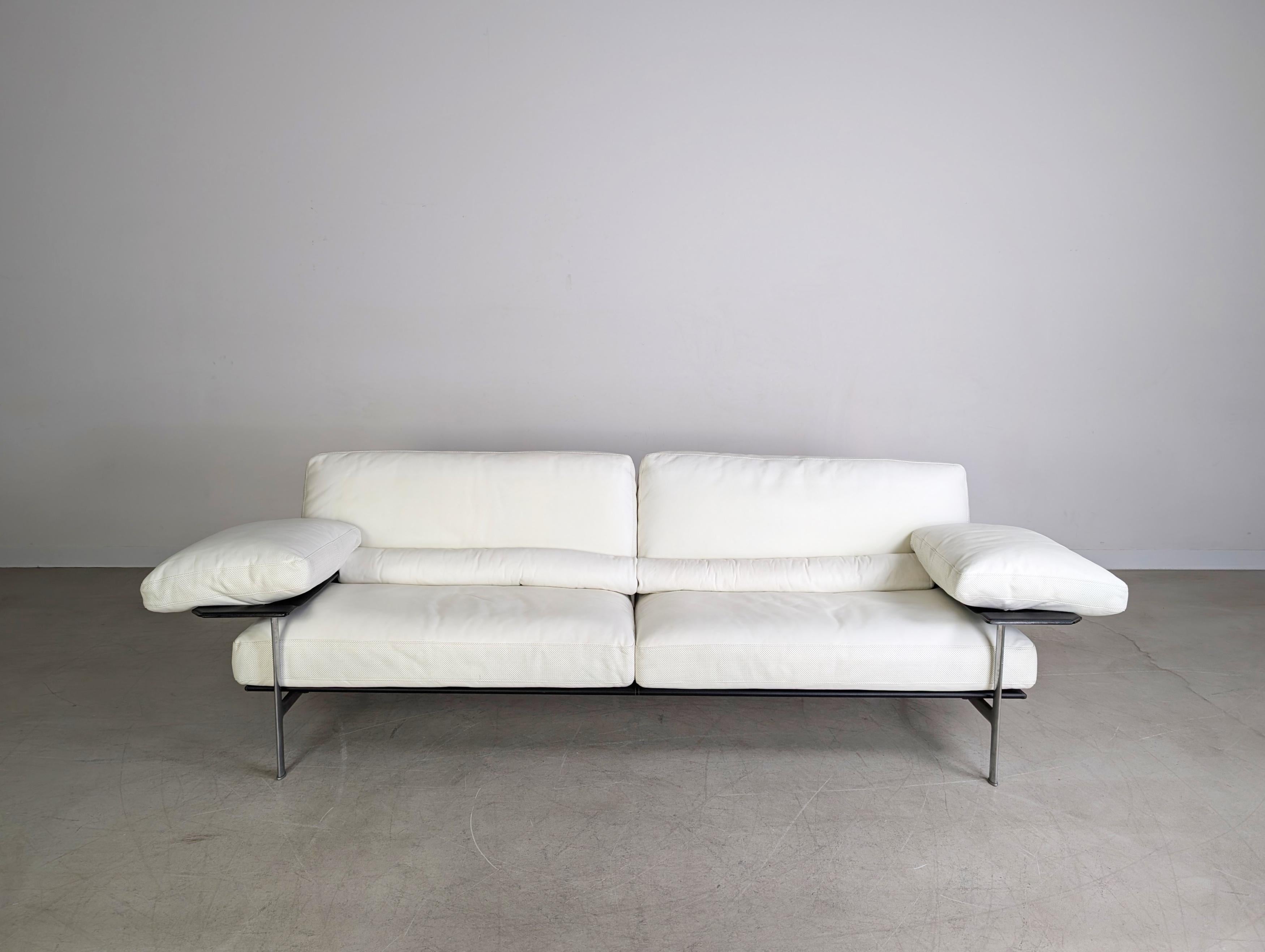 Wir bieten ein wunderschönes und äußerst hochwertiges Zweisitzer Sofa vom italienischen Traditionshersteller B&B Italia zum Verkauf an. Le projet a été conçu par Antonio Citterio et Paolo Nava et est connu sous le nom de 