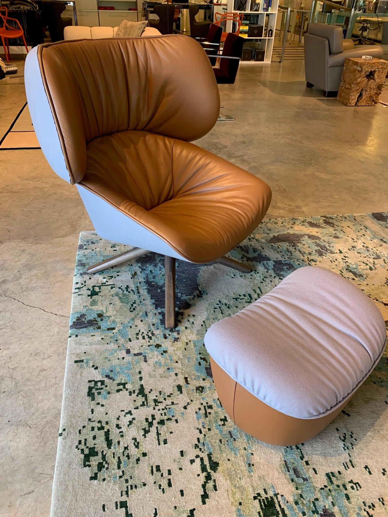 Moderne Fauteuil pivotant Tabano et pouf B&B Italia en cuir brun clair et tissu bleu clair