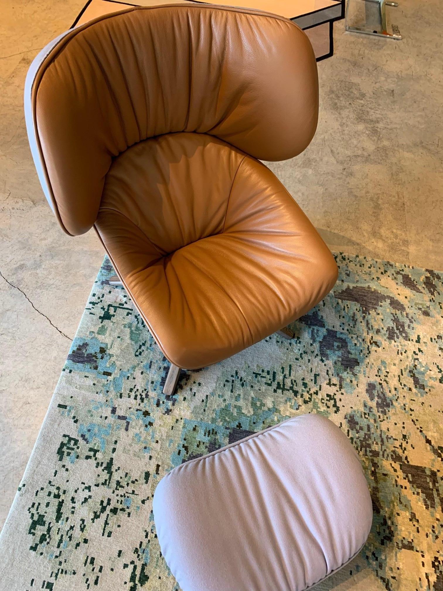 italien Fauteuil pivotant Tabano et pouf B&B Italia en cuir brun clair et tissu bleu clair
