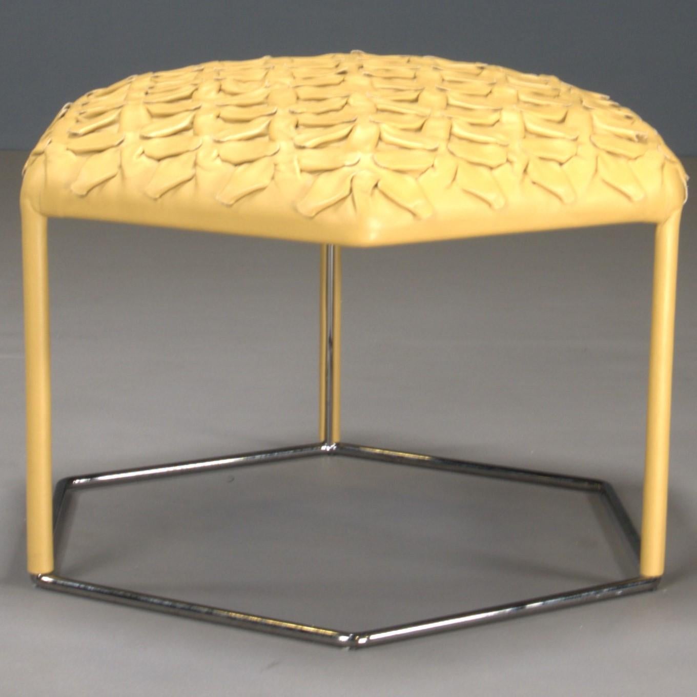 Moderne I. B Italia Tabouret à ruche en cuir jaune en vente