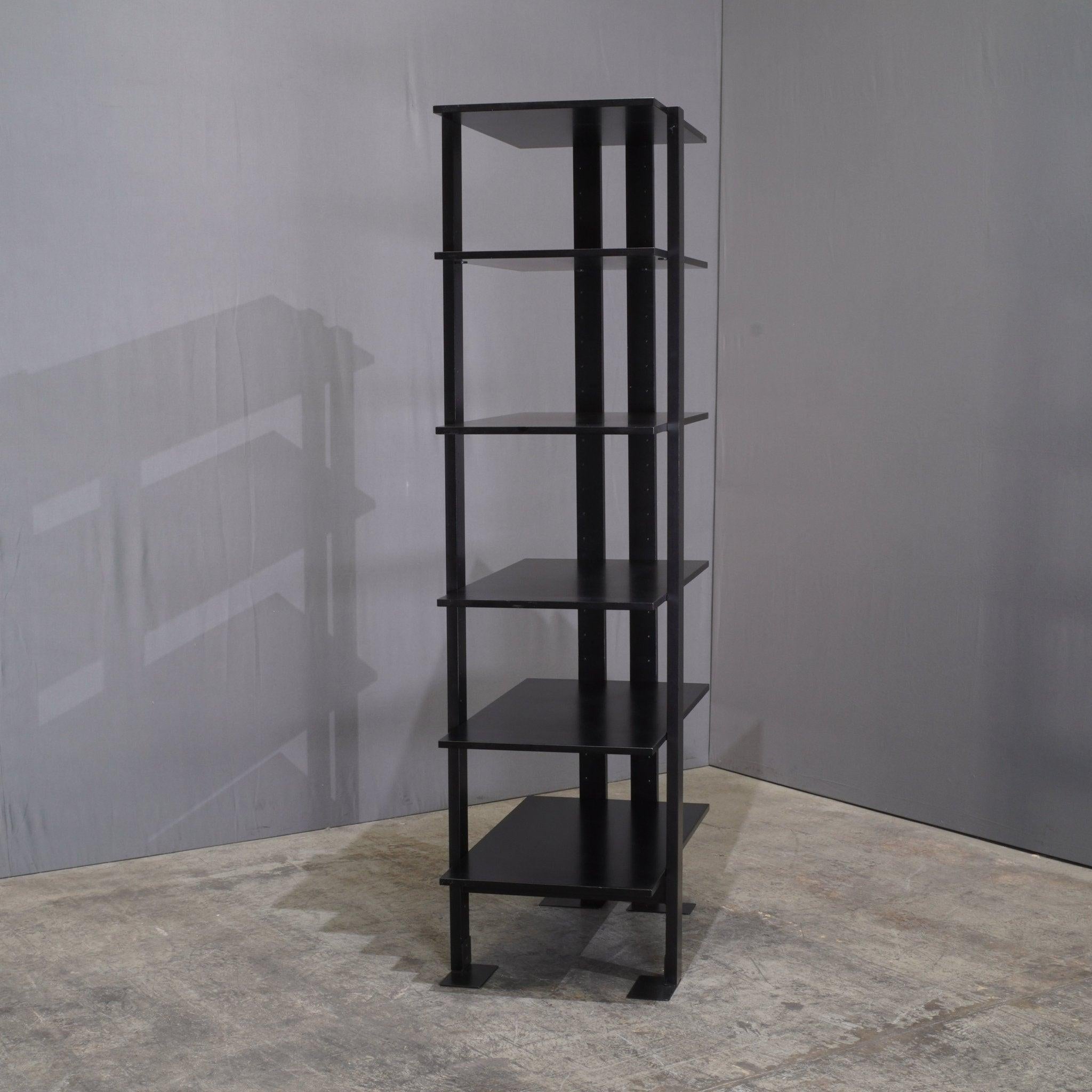 La mensola Bonacina Eta di BBB, progettata da Achille Castiglioni e Paolo Ferrari negli anni '70, è la quintessenza del design moderno di metà secolo. Questa scaffalatura esemplifica l'estetica minimalista e funzionale per cui entrambi i designer