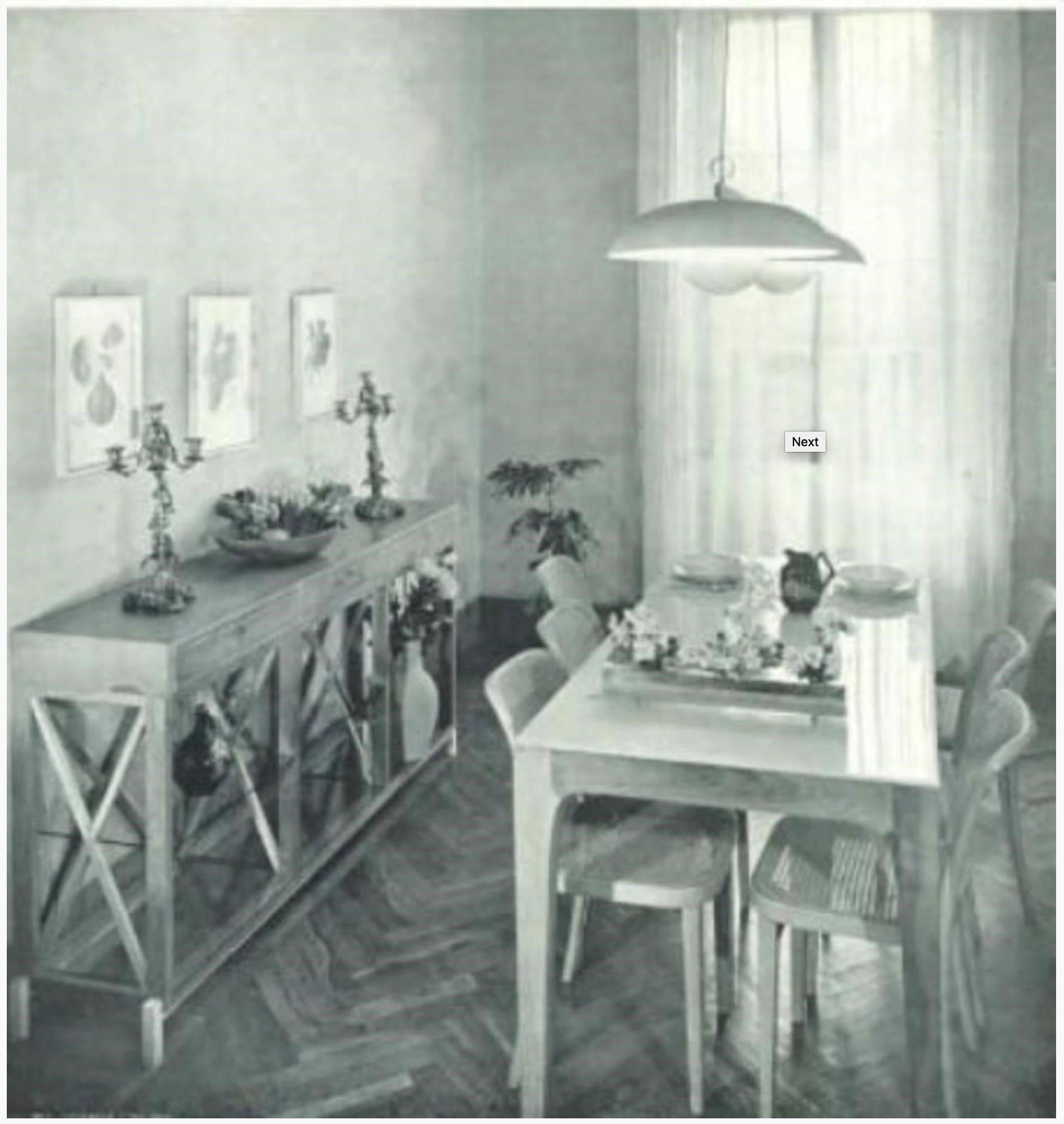 Meravigliosa e rarissima credenza di design La credenza è un irresistibile design razionalista anni '70 Pubblicato un esempio molto simile.
La credenza è un irresistibile design razionalista, con una base che rappresenta il suo punto di forza. La
