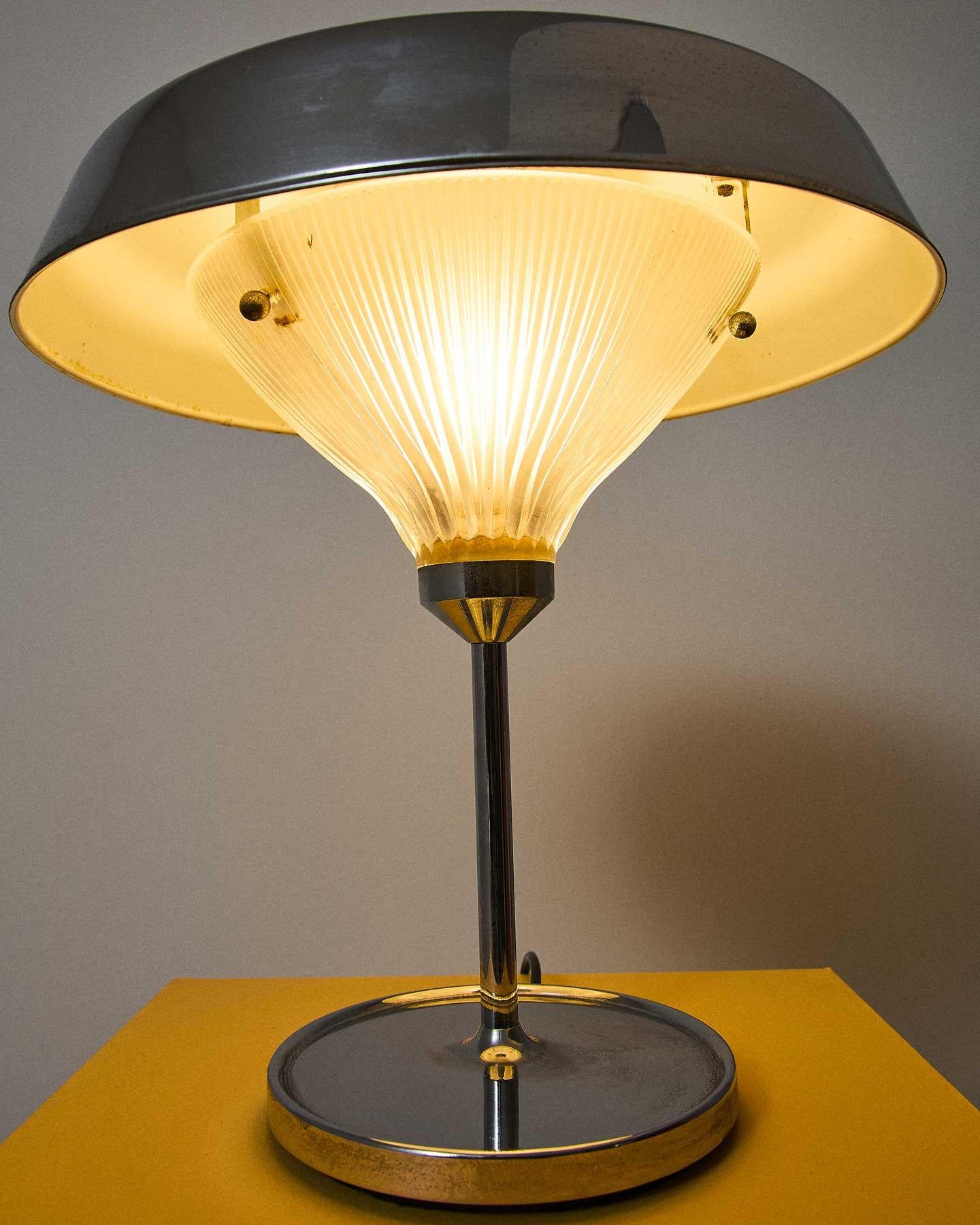 BBPR crome table lamp for Artemide In Good Condition For Sale In Milan, IT