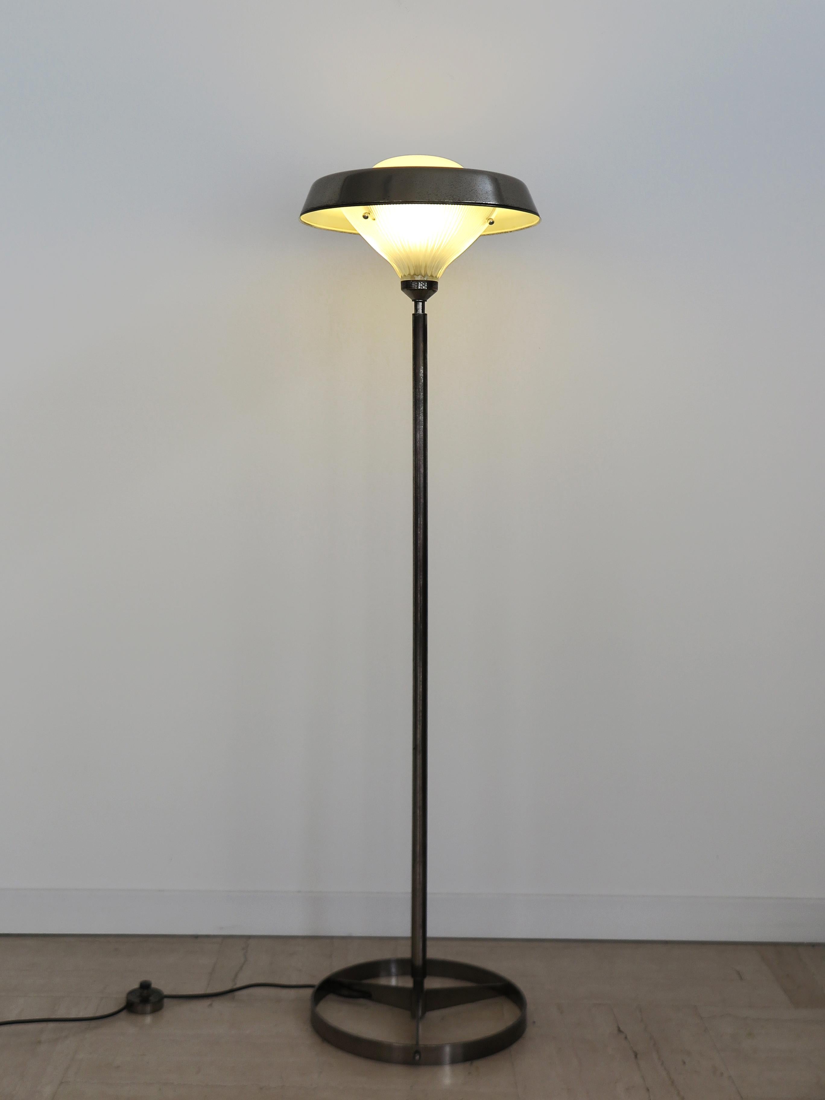 Italian midcentury modern design floor lamp model ‘Ro’ designed by architects Belgiojoso, Peressutti and Rogers of Studio BBPR and produced by Artemide since 1963 with burnished brass frame and pressed glass diffusers, Italy