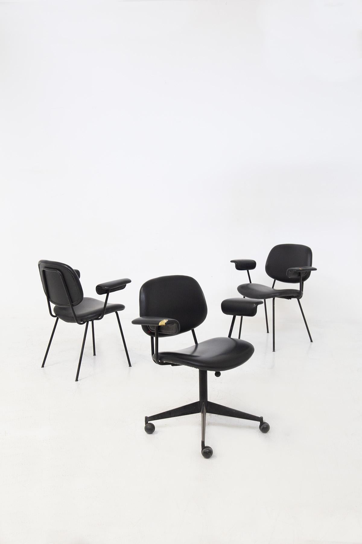 Office chairs designed by BBPR for the Olivetti manufacture in black leather from the 1960s. Under each seat we find the logo of the OLIVETTI manufacture. The chairs are sold individually . The set consists of one swivel chair with casters and two