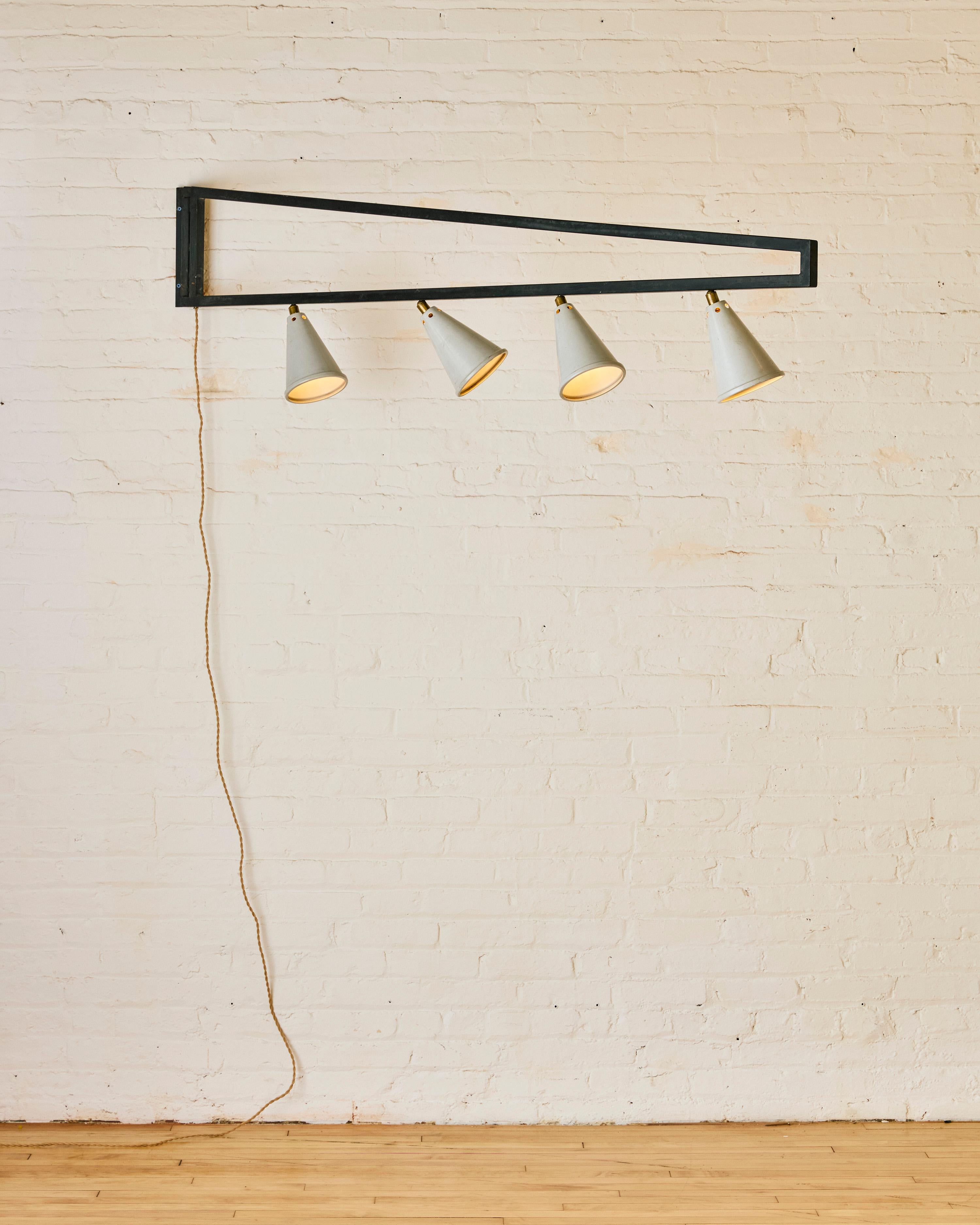 BBPR rara lampada ad applique di grandi dimensioni con quattro teste e un braccio articolato.

Lo Studio BBPR è stato un importante studio di architettura e design con sede a Milano, fondato dagli architetti Gian Paolo Bini, Ludovico Barbiano di