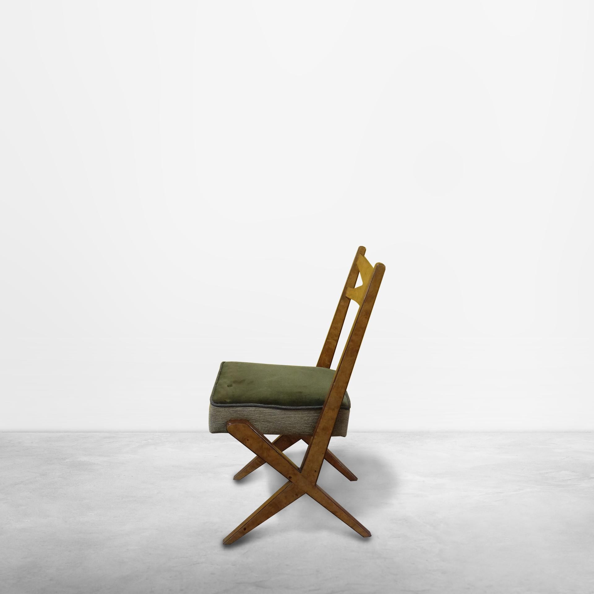 Ensemble de 3 chaises italiennes en bois et velours vert du milieu du siècle dernier, 1948
Condit de 3 chaises en parfait état, beaux détails sur la structure en bois et précieux coussins en très bonnes conditions.

BBPR était un studio