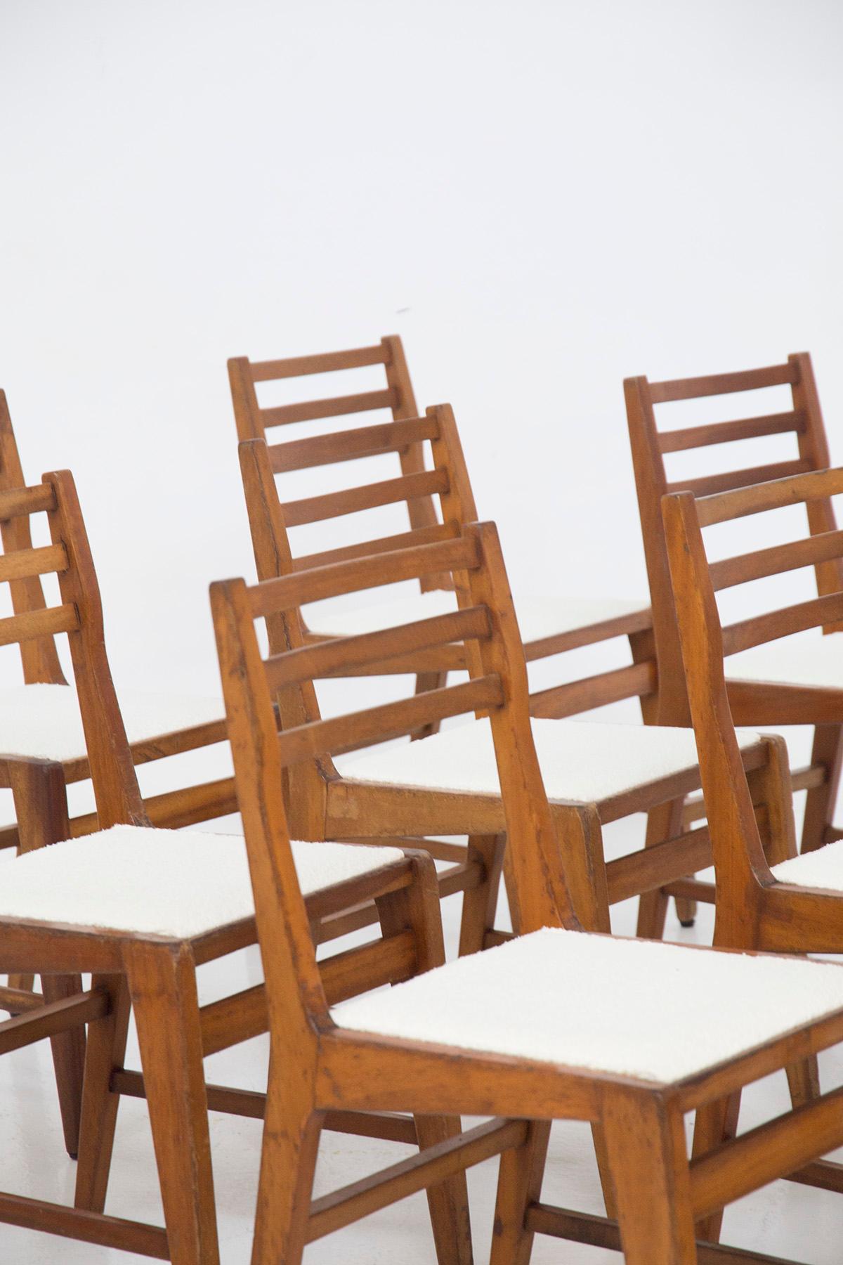 Schönes Set bestehend aus 12 Stühlen, entworfen von der Gruppe von Designern und Architekten B.B.P.R. in den 1950er Jahren, feine italienische Herstellung.
Die Stühle haben eine sehr einfache Holzstruktur mit starren Linien, die durch die