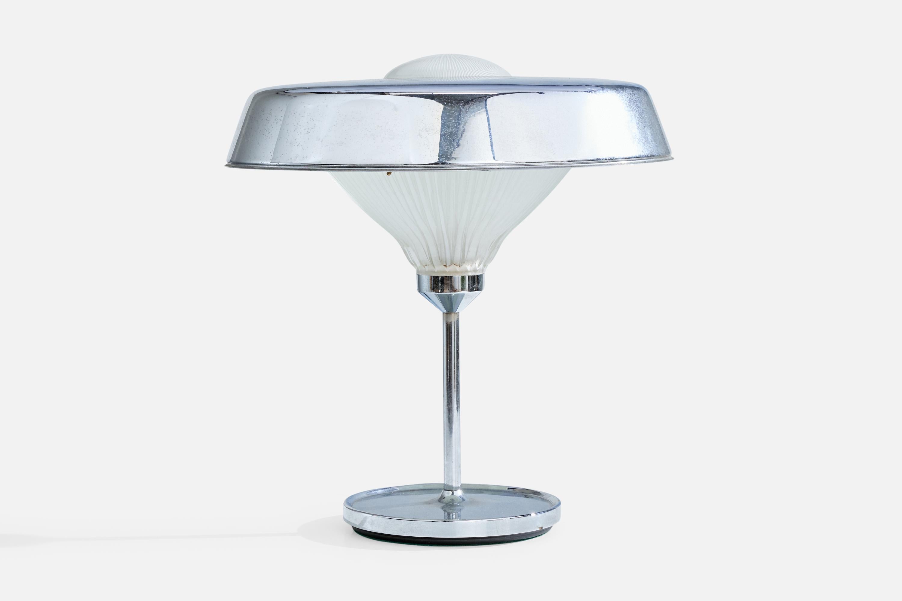 Lampe de table en métal chromé et en verre conçue par BBPR et produite par Artemide, Italie, vers les années 1970.

Dimensions de la lampe (pouces) : 16.625 