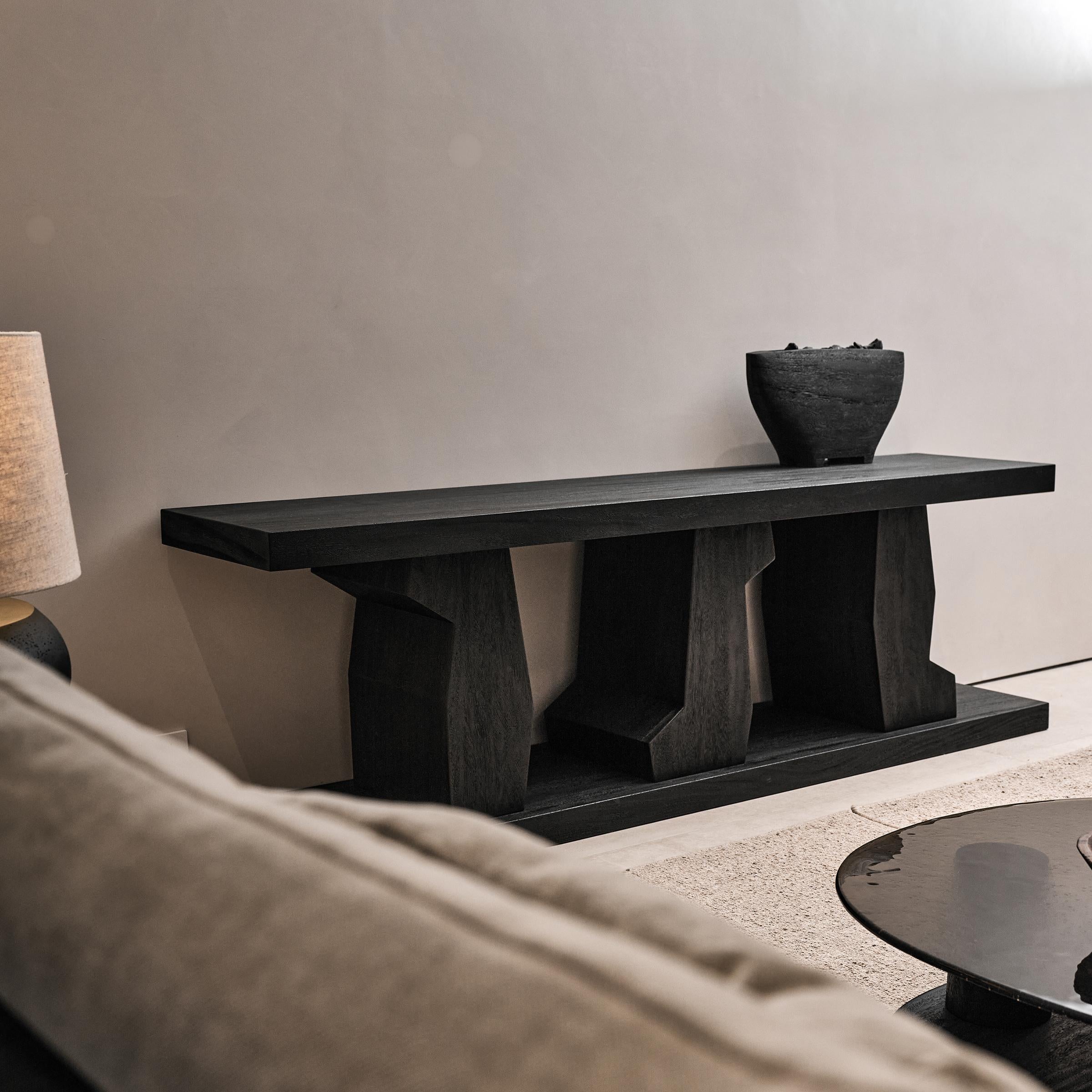 Console BC di DAaZ
Dimensioni: P 45 x L 220 x H 68 cm.
Materiali: Legno di Albizzia.


DAaZ Furniture onora lo spirito di avventura. Accettiamo l'evasione dall'ordinario e ci rallegriamo della magia che si trova nell'inaspettato. La nostra abilità