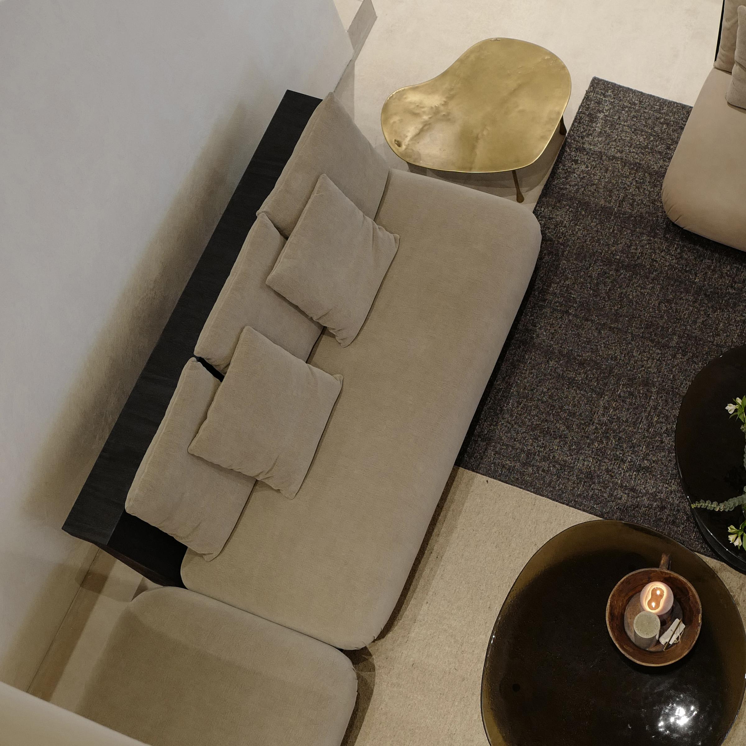 Divano BC di DAaZ
Dimensioni: D 110 x L 200 x H 76 cm.
Materiali: Wood Albizzia, Fabrice.


DAaZ Furniture onora lo spirito di avventura. Accettiamo l'evasione dall'ordinario e ci rallegriamo della magia che si trova nell'inaspettato. La nostra