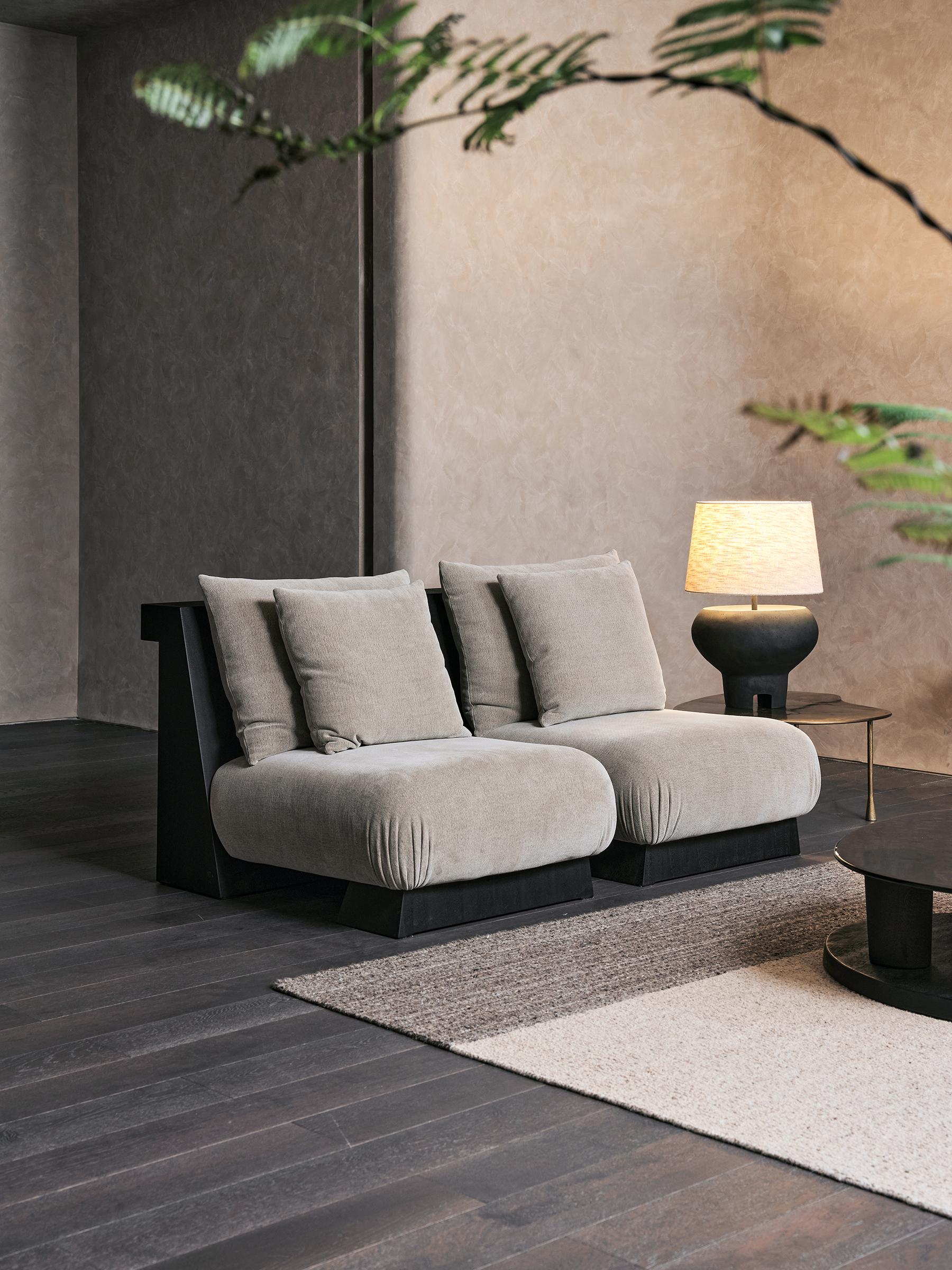 Divano BC di DAaZ
Dimensioni: P 80 x L 110 x H 76 cm.
Materiali: Wood Albizzia, Fabrice.


DAaZ Furniture onora lo spirito di avventura. Accettiamo l'evasione dall'ordinario e ci rallegriamo della magia che si trova nell'inaspettato. La nostra