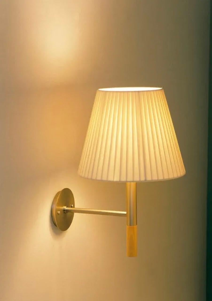 The BC1, BC2 and BC3 wall lamps are the epitome of sturdy construction, aesthetic sobriety and functional quality. Their various shade options, including linen, stitched parchment or ribbon, and their sober use of materials makes them ideal for a