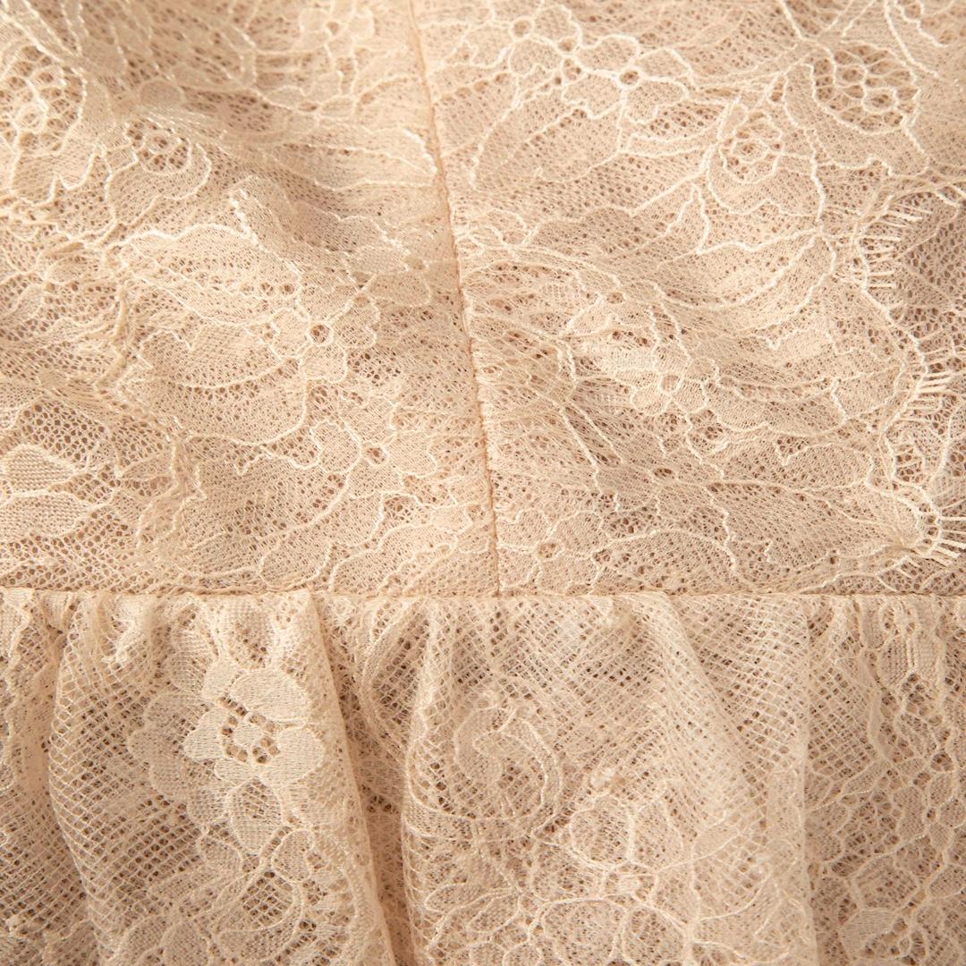 BCBG Max Azria - Mini robe à col V en dentelle beige Taille XS Bon état - En vente à London, GB