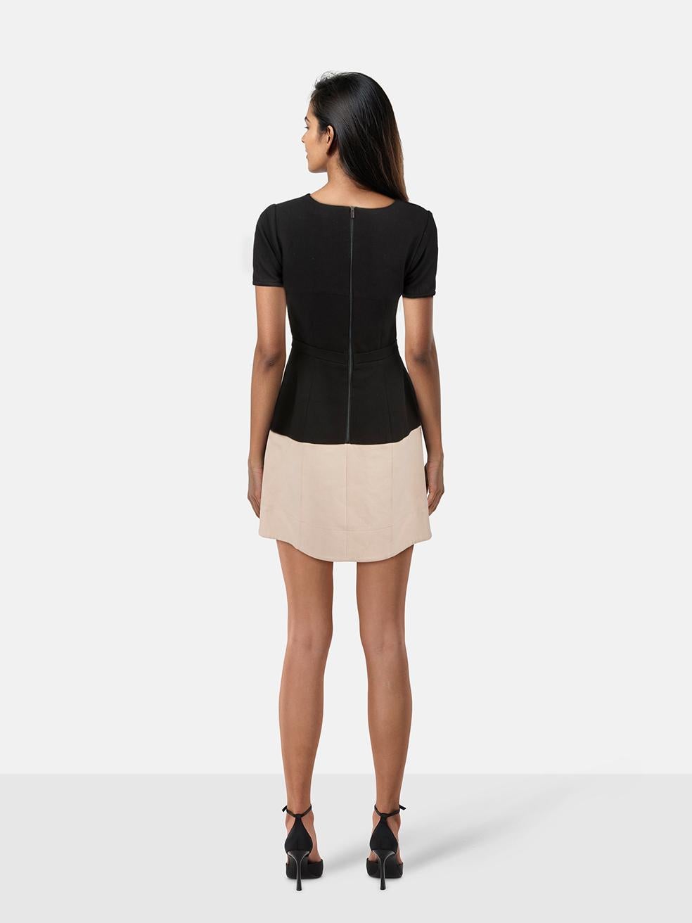 L'ÉTAT est très bon. L'usure de la robe est minime. Usure minime sur le devant à côté de la manche gauche, en bas du devant et en bas du dos à droite où une décoloration est visible sur cet article de revente de designer BCBG Max Azria usagé.
 

