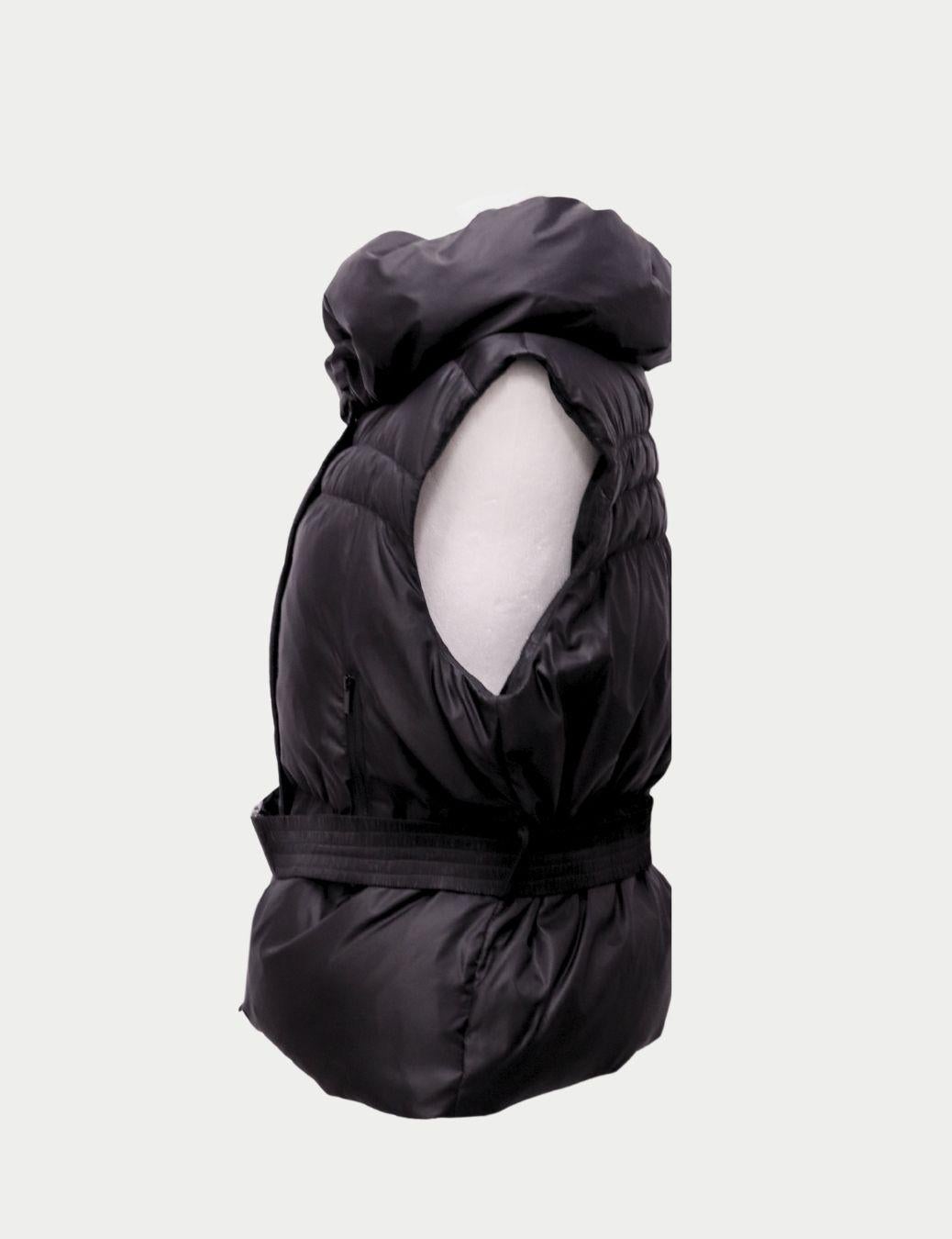 BCBG Max Azria - Gilet bouffant noir avec ceinture et col montant

Restez au chaud et élégante avec cette veste polaire noire BCBG Max Azria, conçue avec une silhouette féminine élégante et une ceinture ajustable pour resserrer la taille. Doté d'un