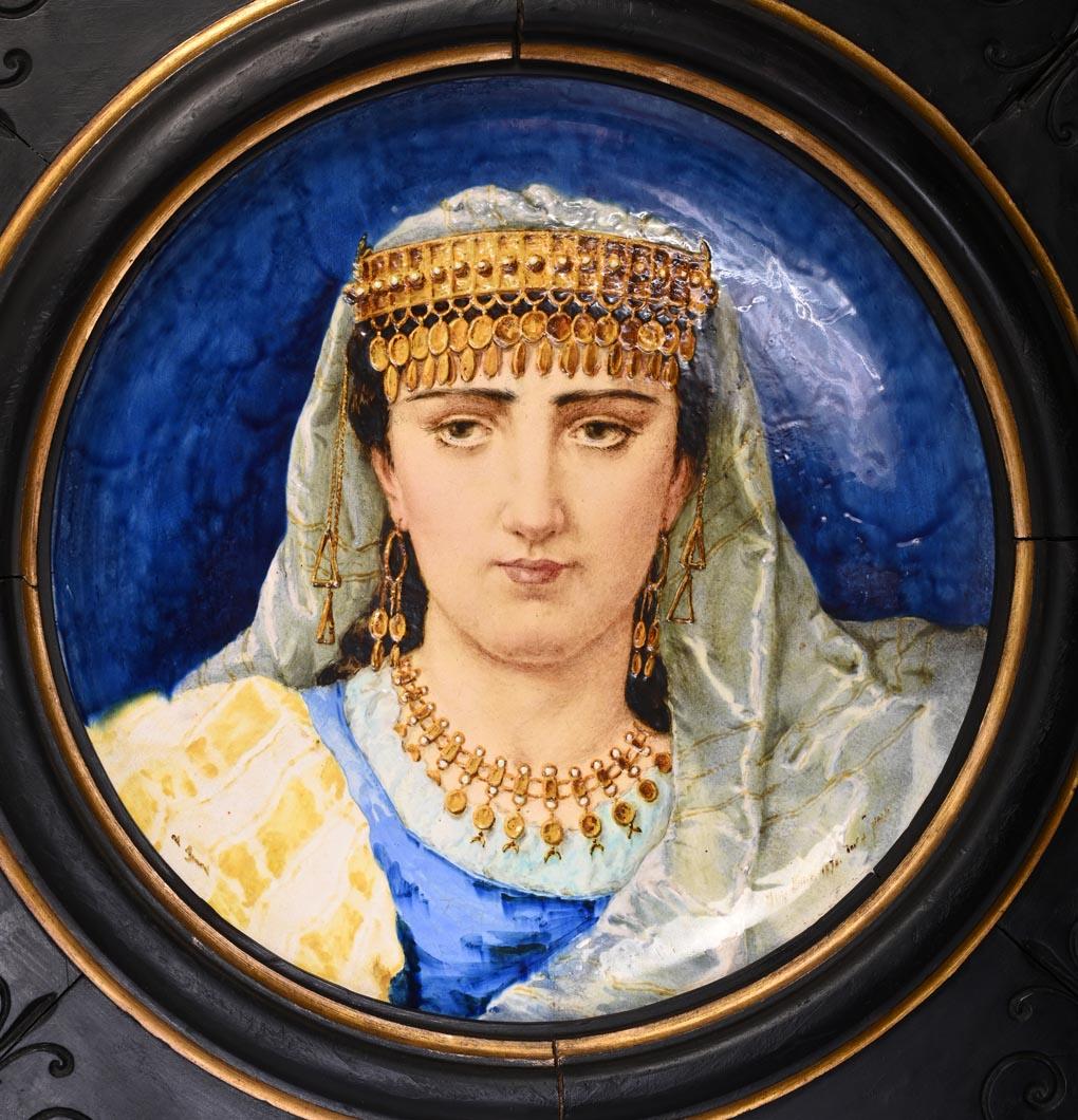 Ce plat en faïence a été fabriqué par la manufacture B&Cie de Montereau, tandis que son dessin a été conçu et peint par Félix Flick ; Charles Poyard a probablement contribué à l'émaillage.

Ce beau portrait représente une femme berbère en buste, de