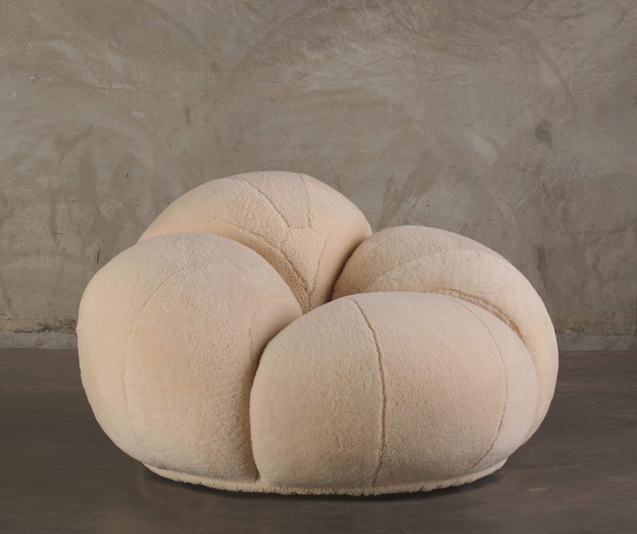 Un'ode al cactus psichedelico. Aggiungi comfort a qualsiasi ambiente con questa sedia girevole in shearling.