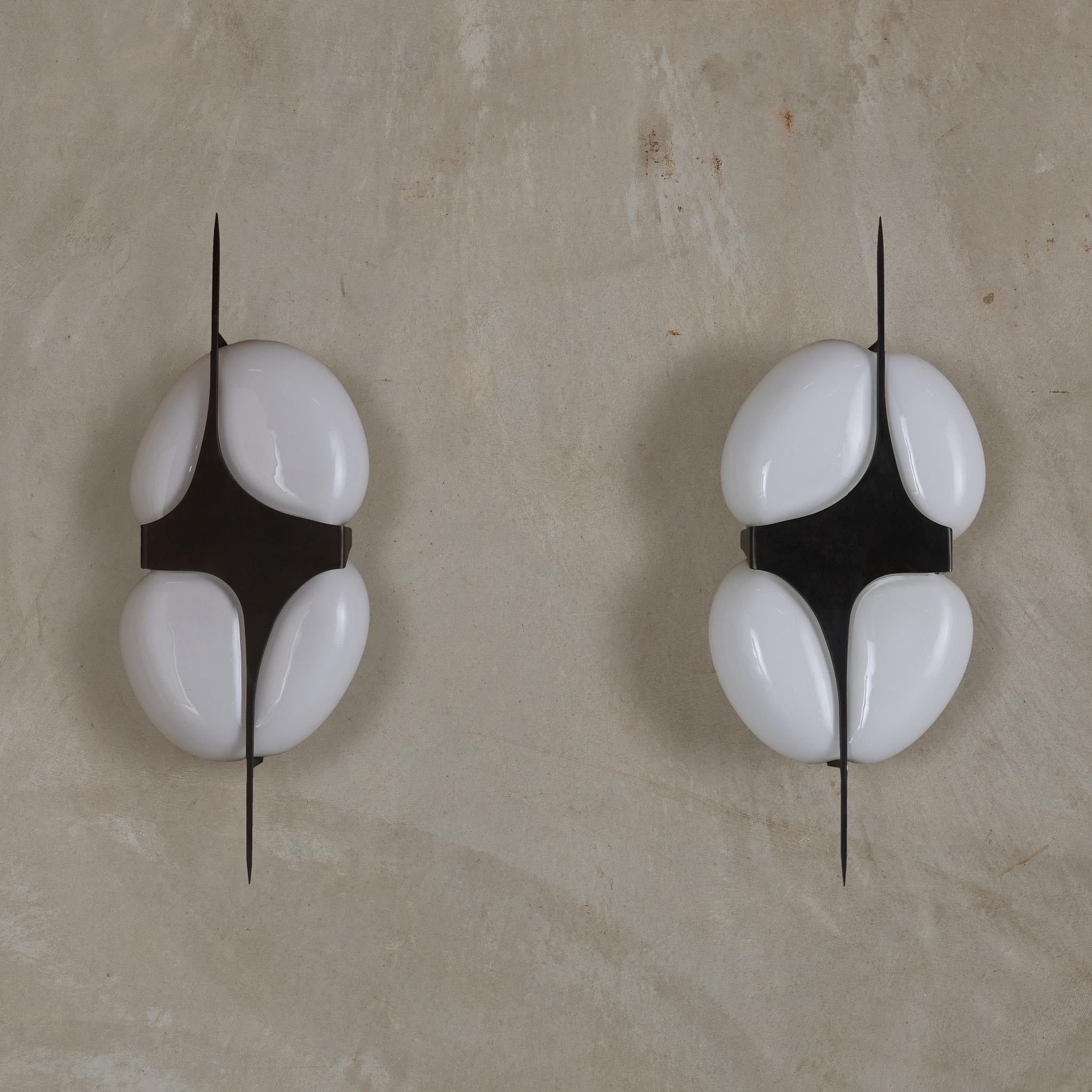 Tutte le appliques sono realizzate a mano in modo individuale.