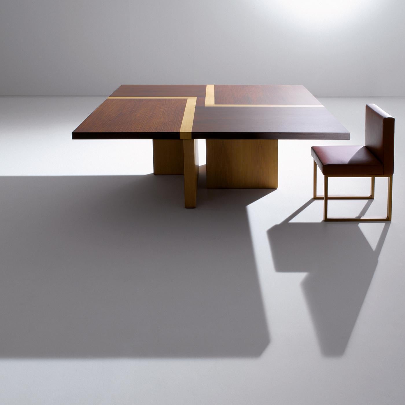 Cette magnifique table carrée en bois est fabriquée à partir de bois massif de couleur foncée et est surmontée d'une magnifique incrustation géométrique en bois plus clair. Cette table ne manquera pas de faire sensation dans une maison ou un bureau