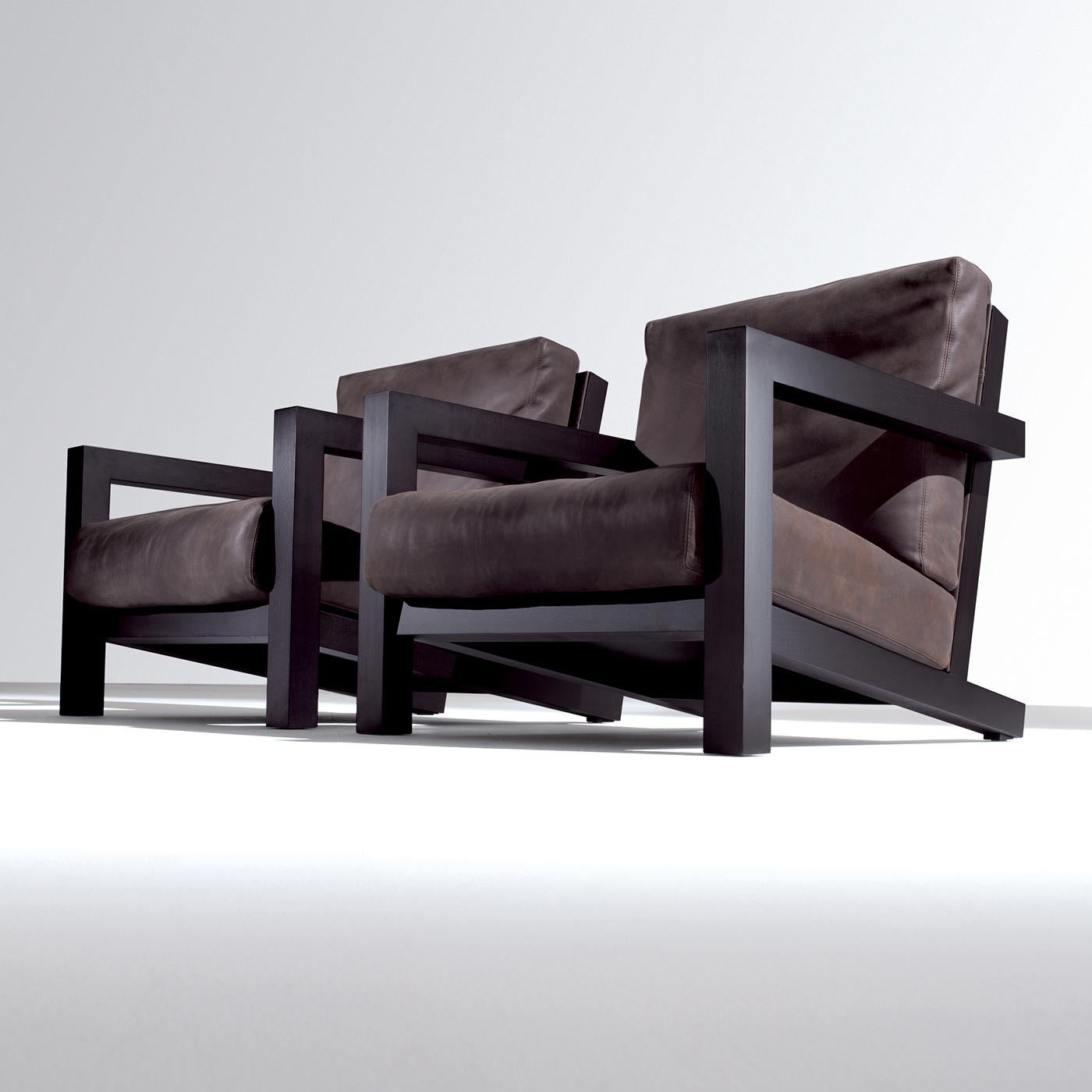 Der BD 21 ist ein eleganter Sessel mit einem Gestell aus Eschenholz, das in verschiedenen Varianten gebeizt oder lackiert werden kann, mit äußerst bequemen Sitz- und Rückenkissen, die mit Gänsedaunen und Polyurethanschaum gepolstert und mit Stoff