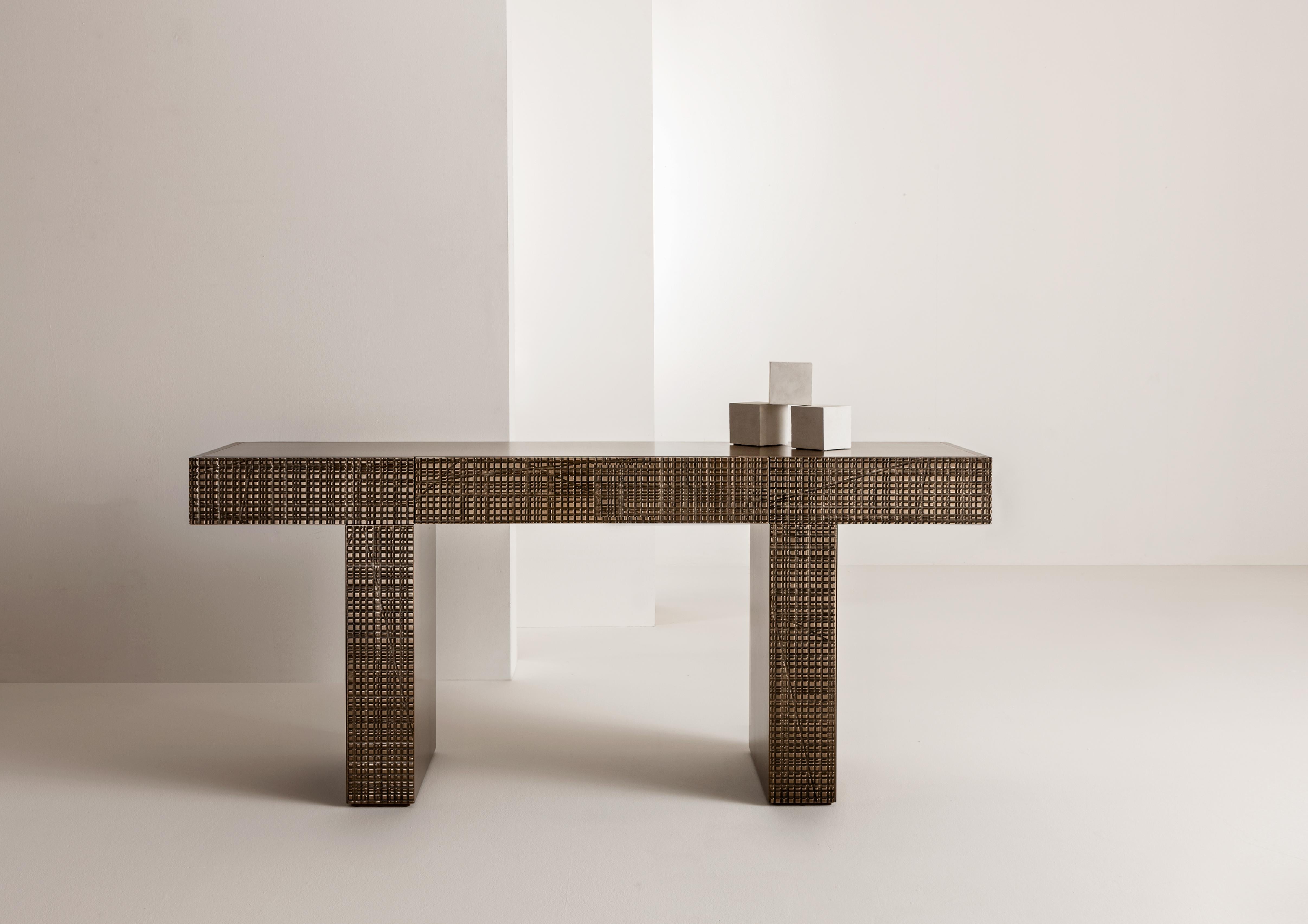 Mesa consola BD 38 by Laurameroni
Dimensiones: An 180 x Pr 45 x Al 80 cm
Materiales: Madera, Metal.

Consola de madera con talla Máxima en la parte delantera, trasera, laterales y patas, y revestida con un acabado de bronce metálico líquido. Parte