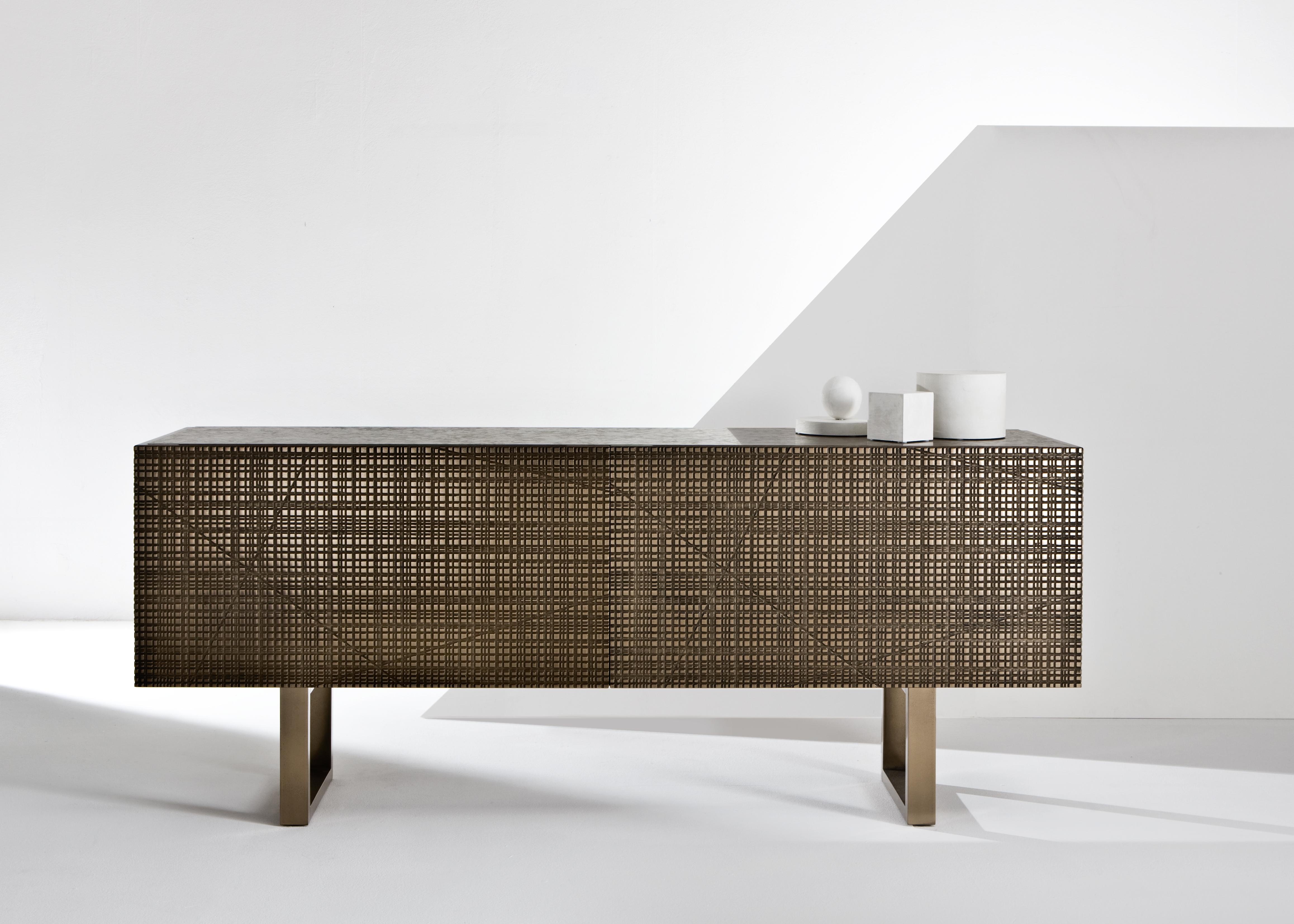 Buffet BD 91 par Laurameroni
Dimensions : L 200 x D 50 x H 80 cm
MATERIAL : Bronze à métal liquide sur sculpture Maxima ; Gris Vigné ; int. Noyer Canaletto.

Buffet en bois avec portes à abattant sculptées Maxima et structure recouverte de métal