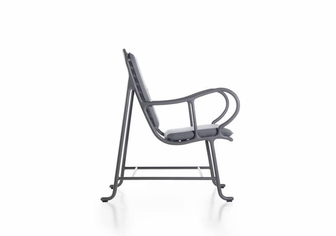 The gardenia outdoor collection by Jaime Hayon is composed of an armchair, bench and armchair with pergola. Structures are made of cast and extruded aluminium. Powder-coated white (RAL 9001), green (RAL 6021) or grey (RAL 7015) with Alesta by