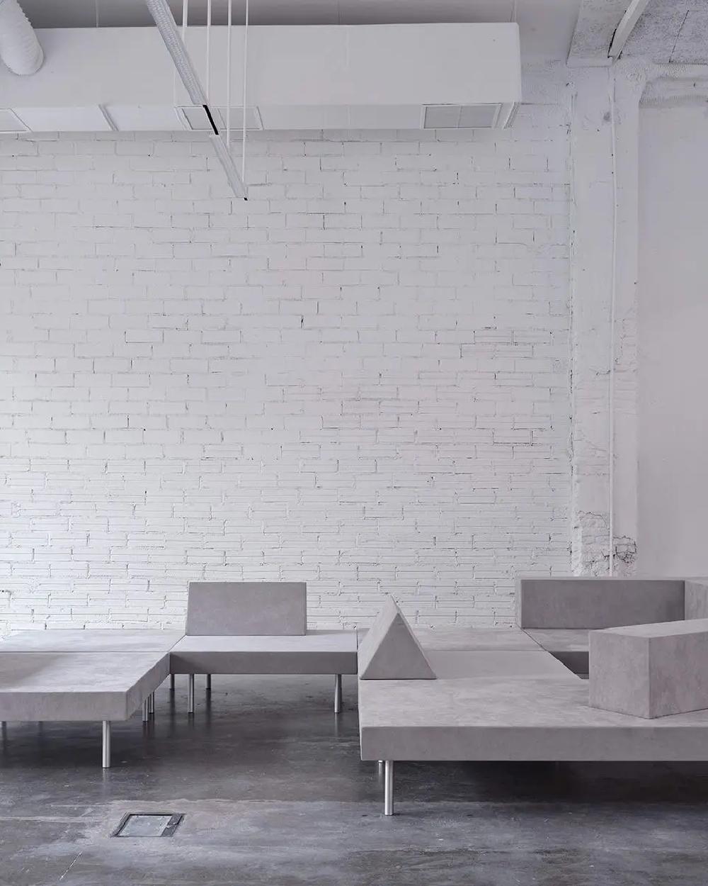 La personalidad única del estudio de arquitectura se encierra en un sofá juguetón de impactante presencia visual. Arquitectura-G juega con el concepto de solidez a través de cuerpos extremadamente simples. Sus cojines prismáticos cuadrados y