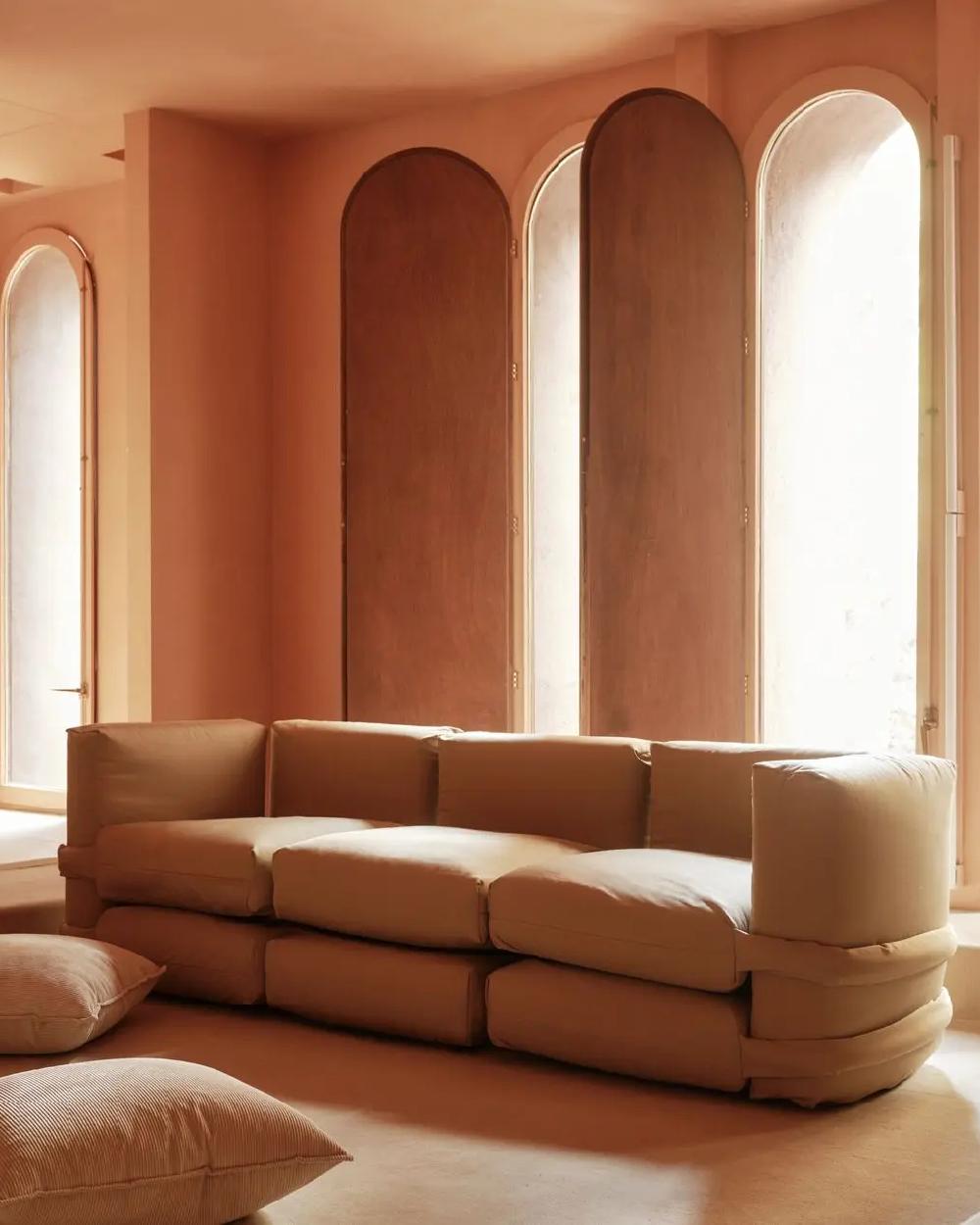 El sofá modular Pillow de Muller Van Severen llega a BD. Diseñado inicialmente por MVS para KASSL Editions, el sofá Pillow ha sido mejorado en un nuevo sistema lúdico y modular para BD. Los cojines independientes son nítidos y de colores intensos,
