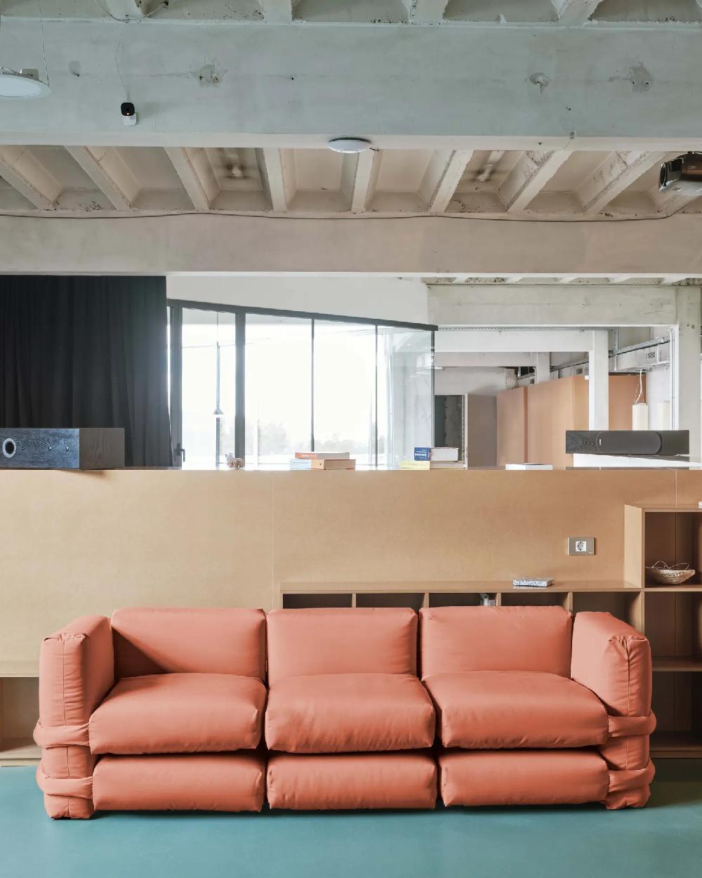 El sofá modular Pillow de Muller Van Severen llega a BD. Diseñado inicialmente por MVS para KASSL Editions, el sofá Pillow ha sido mejorado en un nuevo sistema lúdico y modular para BD. Los cojines independientes son nítidos y de colores intensos,